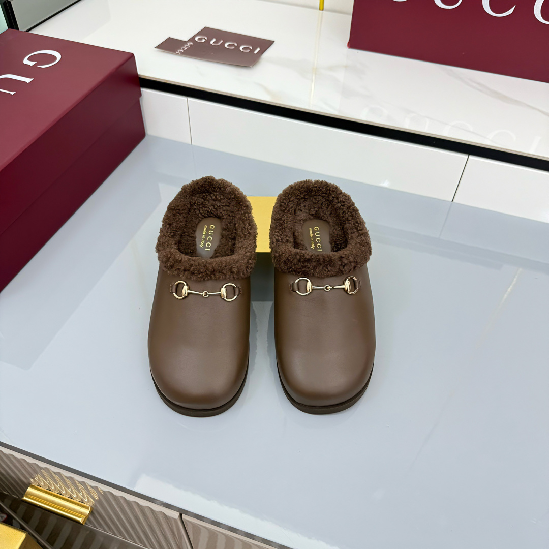 NO:535668,P Fall and Winter New Reverse Cowhide Horse Bit Women's Wool Slippers GG continues to use archive symbols in the 2025 Fall and Winter Series. Horsebit hardware is reminiscent of the brand's equestrian tradition and appears on this pair of camel and cowhide high-circular pressure GG mules. Brown Cowhide Back Fleece GG Embossed Horse Bit Decoration Gold Hardware Accessories Wool Inner Round Toe Rubber Sole Flat Sole Made in Italy Size: 36~42 Snap now, semi-torque fur shoes, slippers, cowhide19860909P 秋冬新款反绒牛皮马衔扣女士羊毛拖鞋  GG在 2025 秋冬系列中继续使用档案符号.Horsebit 硬件让人想起品牌的马术传统,出现在这双 camel 和牛皮高周波压 GG 穆勒鞋上. 棕色牛皮反绒GG压花 马衔扣装饰 金色五金配件 羊毛内里 圆头 橡胶鞋底 平底 意大利制造 码数:36～42码 立即抢购,半拖毛毛鞋,slippers,cowhide,Women's Shoes