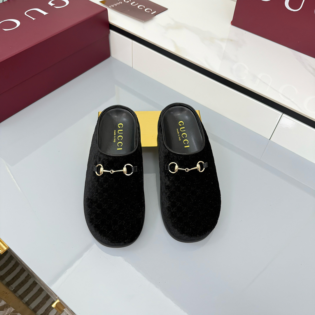 NO:535662,P Fall and Winter New Reverse Cowhide Horse Bit Women's Wool Slippers GG continues to use archive symbols in the 2025 Fall and Winter Series. Horsebit hardware is reminiscent of the brand's equestrian tradition and appears on this pair of camel and cowhide high-circular pressure GG mules. Brown Cowhide Back Fleece GG Embossed Horse Bit Decoration Gold Hardware Accessories Wool Inner Round Toe Rubber Sole Flat Sole Made in Italy Size: 36~42 Snap now, semi-torch, slippers, cowhide19860909P 秋冬新款反绒牛皮马衔扣女士羊毛拖鞋  GG在 2025 秋冬系列中继续使用档案符号.Horsebit 硬件让人想起品牌的马术传统,出现在这双 camel 和牛皮高周波压 GG 穆勒鞋上. 棕色牛皮反绒GG压花 马衔扣装饰 金色五金配件 羊毛内里 圆头 橡胶鞋底 平底 意大利制造 码数:36～42码 立即抢购,半拖,slippers,cowhide,Women's Shoes