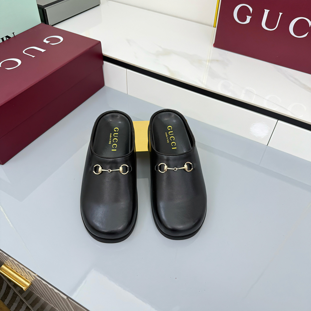 NO:535664,P Fall and Winter New Reverse Cowhide Horse Bit Women's Wool Slippers GG continues to use archive symbols in the 2025 Fall and Winter Series. Horsebit hardware is reminiscent of the brand's equestrian tradition and appears on this pair of camel and cowhide high-circular pressure GG mules. Brown Cowhide Back Fleece GG Embossed Horse Bit Decoration Gold Hardware Accessories Wool Inner Round Toe Rubber Sole Flat Sole Made in Italy Size: 36~42 sizes, semi-trailed, slippers, cowhide19860909P 秋冬新款反绒牛皮马衔扣女士羊毛拖鞋  GG在 2025 秋冬系列中继续使用档案符号.Horsebit 硬件让人想起品牌的马术传统,出现在这双 camel 和牛皮高周波压 GG 穆勒鞋上. 棕色牛皮反绒GG压花 马衔扣装饰 金色五金配件 羊毛内里 圆头 橡胶鞋底 平底 意大利制造 码数:36～42码,半拖,slippers,cowhide,Women's Shoes