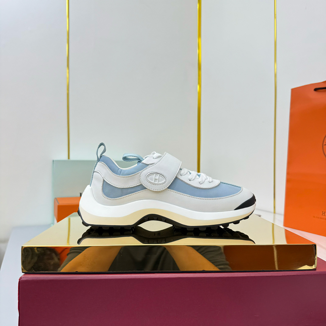 NO:535658,Women's size, men's size couples Hermes 25ss new Loop sneaker couples leather casual sneakers original purchase grade material and craftsmanship are made of original imported calfskin/suede/parch chute fabric, sheepskin lining upper leather Velcro with light geometric sole. Lightweight, comfortable, soft, easy to wear and good looking size:36-45 Buy now, dad shoes, hermes, hermes, sneakers, cowhide, sheepskin, chamois leather19860909女码,男码 情侣款 Hermes 爱马仕 25ss新款Loop sneaker情侣款皮革休闲运动鞋原版购入代购级别材质与工艺采用原版进口小牛皮/麂皮/降落伞面料,羊皮内衬鞋面皮革魔术贴搭配轻盈几何鞋底.轻便舒适柔软又好穿又好看 size:36-45 立即抢购,老爹鞋,hermes,hermes,sneakers,cowhide,sheepskin,chamois leather,Women's Shoes