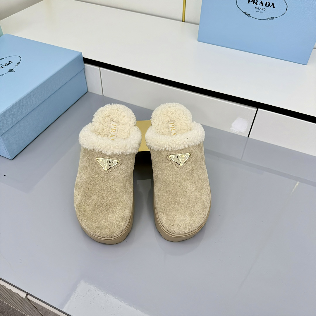 NO:560630,rada/Prada/wool snow slippers, the latest 24 autumn/winter woolen neckline, echoes the design from top to bottom!  The Prada brand logo is outlined to highlight the high-end atmosphere!  Made of sheepskin lining imported from Australia, the warmth retention effect is great in winter. The fabric is two-layer frosted cowhide/sheepskin. The lining is sheepskin imported from Australia. The outsole is made of original Tu-absorbent film. Size 35-41 (customized for 41). Buy now. Half-shoes, prada, prada, slippers, cowhide, sheepskin.19860909rada / 普拉达/羊毛雪地拖鞋 24秋冬最新款羊毛领口上下呼应设计！勾勒出普拉达品牌logo 凸显高端大气 ！采用澳洲进口羊皮毛内里,冬季保暖效果超赞 面料二层磨砂牛皮/羊皮 内里澳洲进口羊皮羊一体 大底原厂Tu吸膜大底 size35-41（41定做） 立即抢购,半拖毛毛鞋,prada,prada,slippers,cowhide,sheepskin,Women's Shoes