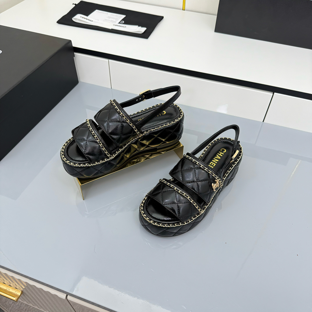 NO:646046,2026 Xiaoxiang new style. As soon as I touched the texture of this pair of Chanel chain sandals, I knew that this summer's 'starlight around my feet' was stable. The diamond-patterned soft leather wraps my feet. The chain is not a cold and hard metal, but delicate with warmth. The black one has its own aura, and the white one looks like a glowing cloud when stepped on. Fabric glossy calfskin color black white code number 5-40, sandals, chanel, sandals, cowhide198609092026小香新款 刚摸到这双香奈儿链条凉鞋的质感,就知道今年夏天的“脚边星光”稳了  菱格纹的软皮裹着脚,链条不是冷硬的金属,是带着温度的精致,黑的自带气场,白的像踩了朵会发光的云. 面料亮面小牛皮 颜色黑色白色 码数5-40,凉鞋,chanel,sandals,cowhide,Women's Shoes