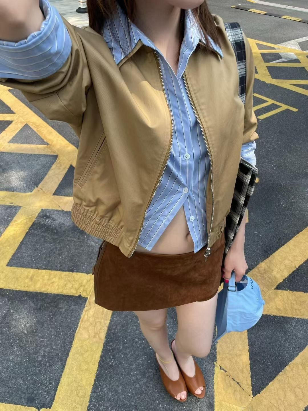 NO:503803,The classic and fresh inner layer is quietly spliced ​​with contrasting striped shirts. Pink or white or blue-white stripes pop out of the lapels and cuffs inadvertently, half of them are casual and half gentle.,,shirts,alexander wang19860909藏青、卡其两款,经典却带着新鲜感内层却悄悄拼接了撞色条纹衬衫,粉白或蓝白条纹从翻领、袖口不经意地探出来,一半是率性一半是温柔.,,shirts,alexander wang,Women's clothing