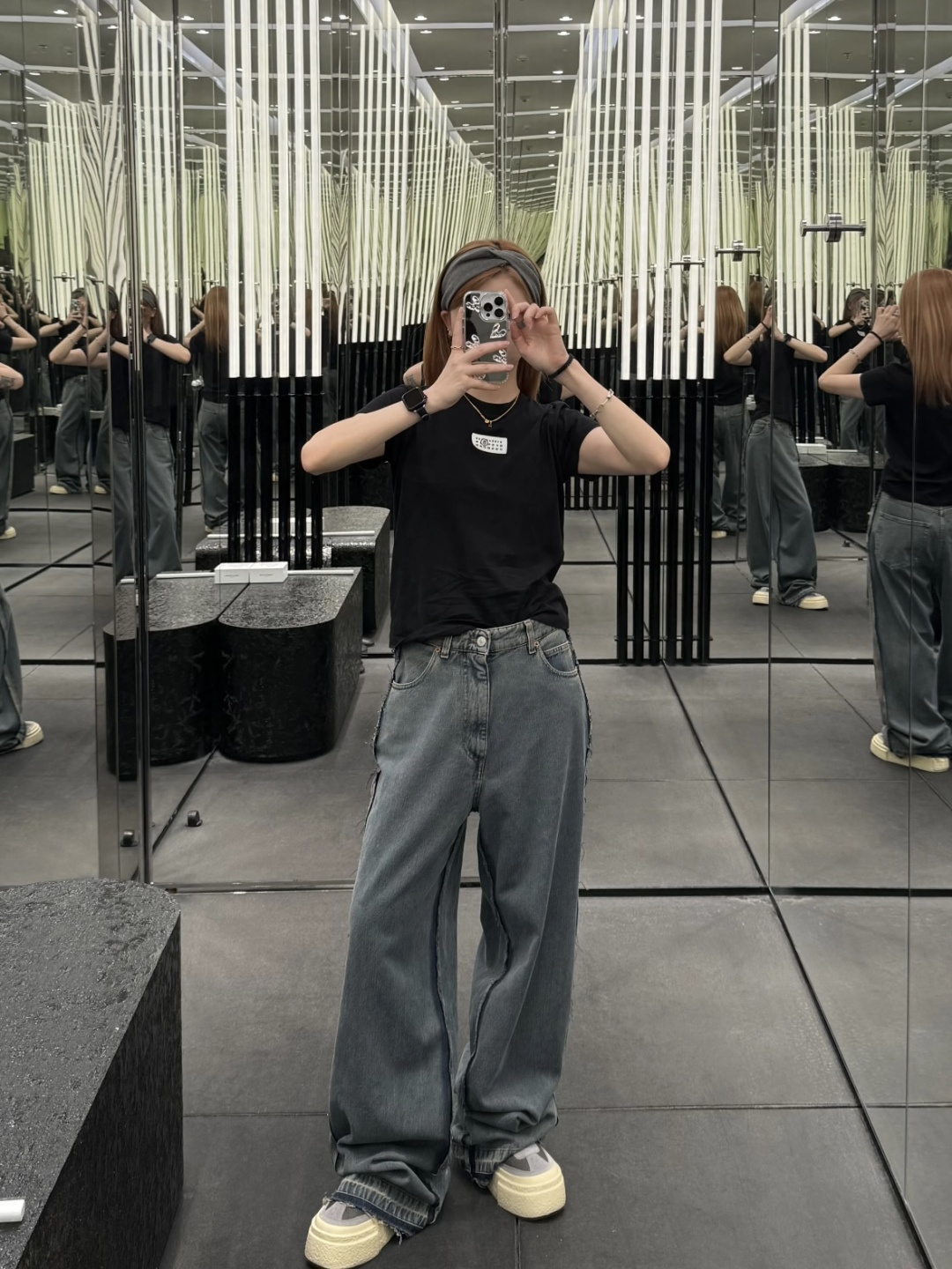 NO:568345,These pants are the philosophical game of washed blue, a street narrative that combines top lines and rough edges. They are made of heavy washed denim cotton, with a natural mottled texture on the surface. They imitate the vintage texture of old things, and the touch is rough but soft,, alexander wang19860909这条裤子就是是水洗蓝里的哲学游戏是明线与毛边合谋的街头叙事.重磅水洗牛仔棉,表面带着自然斑驳的肌理感.模仿旧物复刻的vintage质感,触感粗粝中带着柔软,,alexander wang,Women's clothing