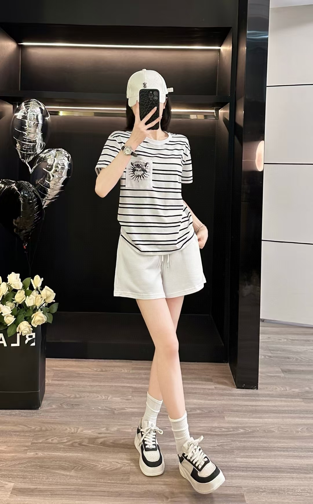Trendy Summer Outfits: Striped T-Shirts with Net Red Girls in Seaside Travel Suit - 图片 3