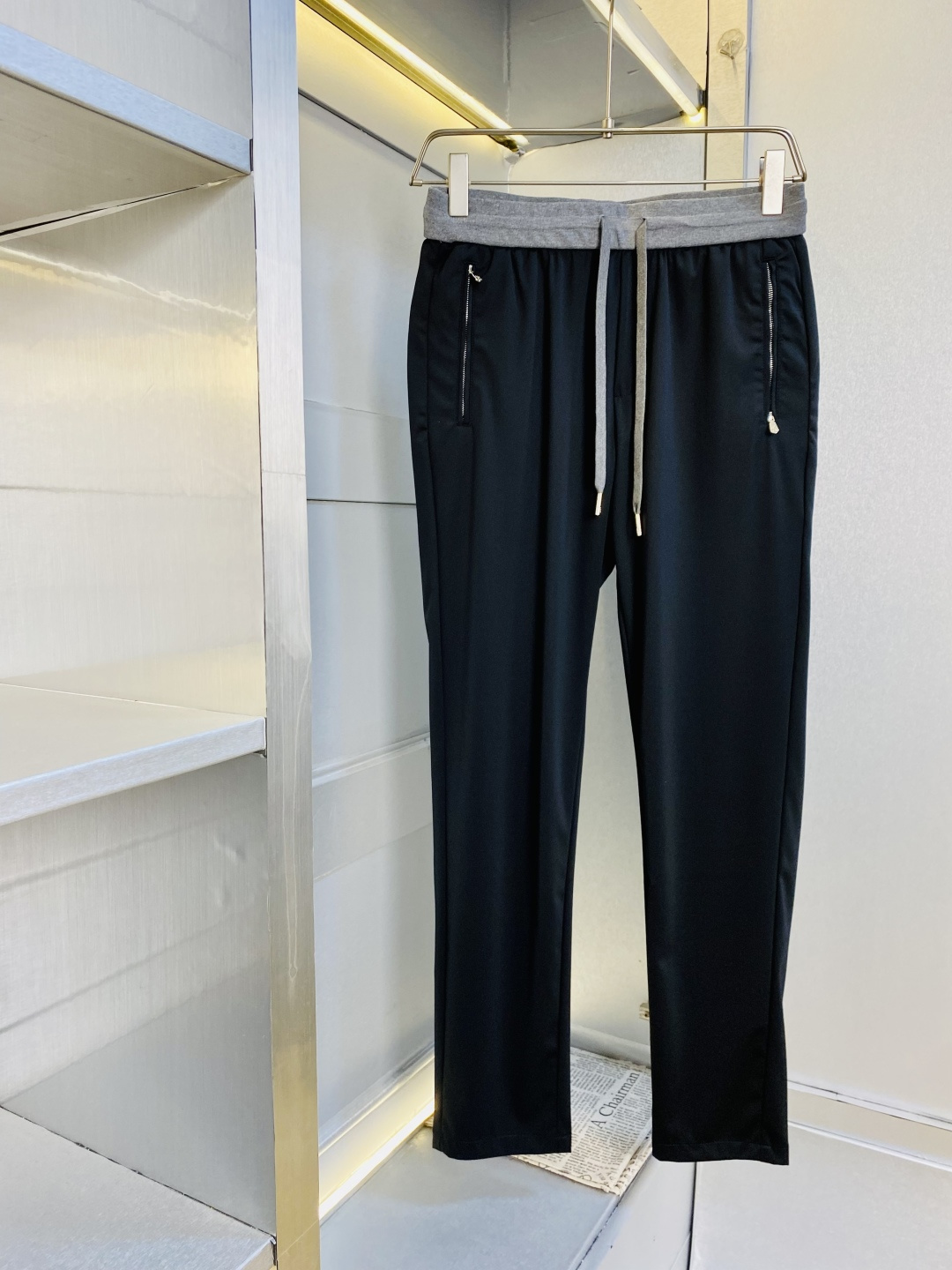 NO:839350,Original item from the official website, can wear 220 pounds BC, simple and fashionable, casual pants, sweatpants, elastic pants, trousers, straight pants, very comfortable to wear, low-key yet luxurious, very classy to wear, no need to say much about the style and cut of the pants, the upper body is exquisite and vivid. Real first-class top quality materials. Really top-grade casual pants and elastic pants, using Turkish cotton to produce the most famous denim fabric. The quality is outstanding, and after heavy washing, the pants are very soft!  The straight-leg version is not picky, the upper body is absolutely stylish, the expert design is extremely luxurious. Size: M-4XL,,19860909官网原单货 可穿220斤Bc 简约时尚 休闲裤卫裤松紧裤长裤直筒裤身穿着非常舒适 低调不失奢华 穿出去非常有档次,裤型款式和裁剪亦无需多言 上身精致跃然.真正一等一顶级质料 真正殿堂级的休闲裤松紧裤,选用土耳其的棉花 生产出最有名的单宁布 品质卓然,经过重水洗使得裤子很柔软！直脚的版型 不挑人 上身绝对的有型 达人设计 极度奢华.码数:M-4XL,,,Men's clothing
