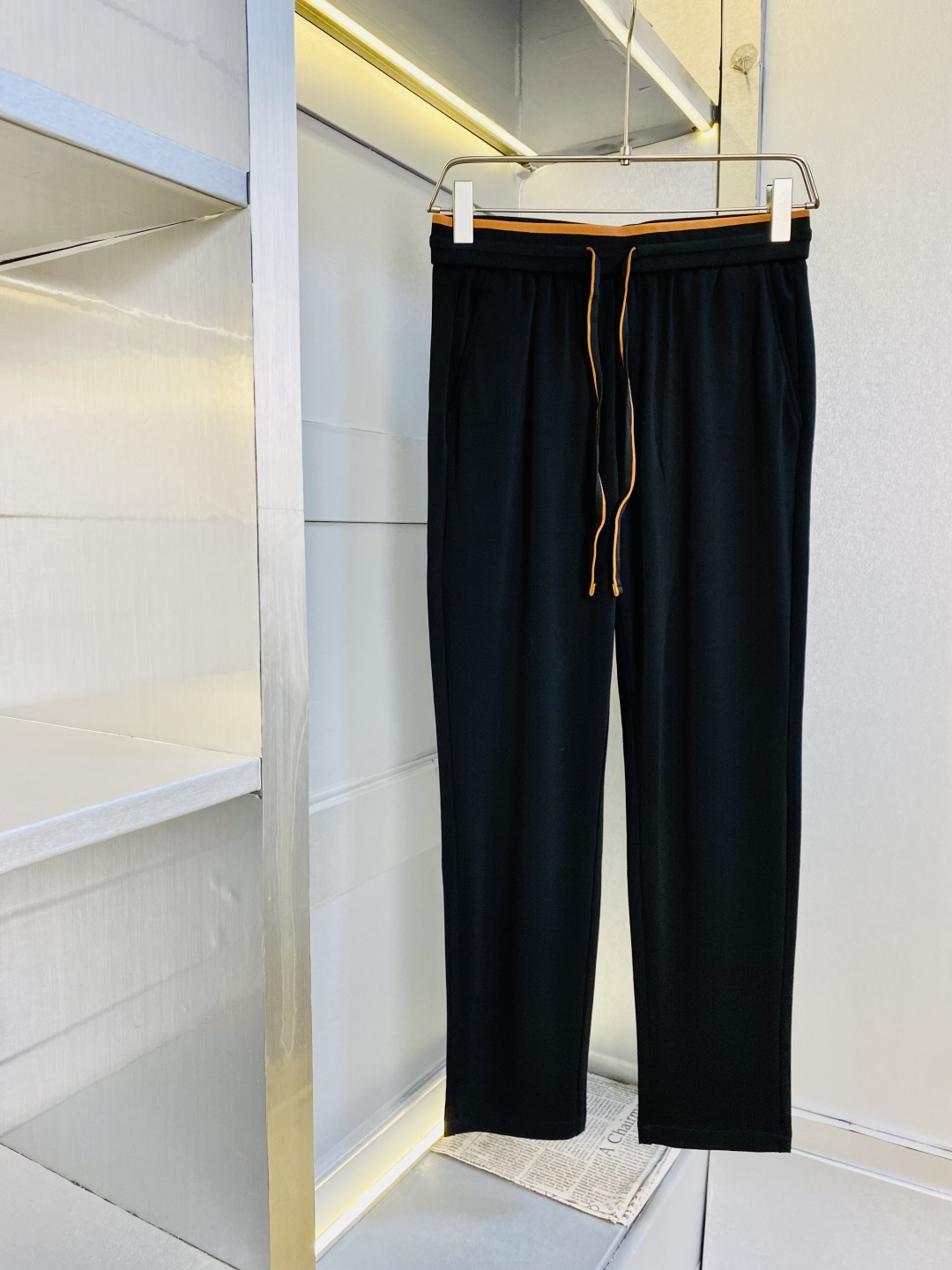 NO:839355,The original item from the official website can wear 220 pounds of Nuoyoupanya Lp. It is simple and fashionable. Casual pants, sweatpants, elastic pants, trousers, straight pants, very comfortable to wear, low-key yet luxurious. It is very classy to wear, and the style and cut of the pants need no introduction. The upper body is exquisite and vivid. Really first-class and top-quality materials. Really top-grade casual pants and elastic pants, using Turkish cotton to produce the most famous denim fabric. The quality is outstanding, and the pants are very soft after heavy washing!  The straight-leg version is not picky and the upper body is absolutely stylish. The expert design is extremely luxurious. Size: M-4XL, loro piana,19860909官网原单货 可穿220斤诺悠翩雅Lp 简约时尚 休闲裤卫裤松紧裤长裤直筒裤身穿着非常舒适 低调不失奢华 穿出去非常有档次,裤型款式和裁剪亦无需多言 上身精致跃然.真正一等一顶级质料 真正殿堂级的休闲裤松紧裤,选用土耳其的棉花 生产出最有名的单宁布 品质卓然,经过重水洗使得裤子很柔软！直脚的版型 不挑人 上身绝对的有型 达人设计 极度奢华.码数:M-4XL,,loro piana,,Men's clothing