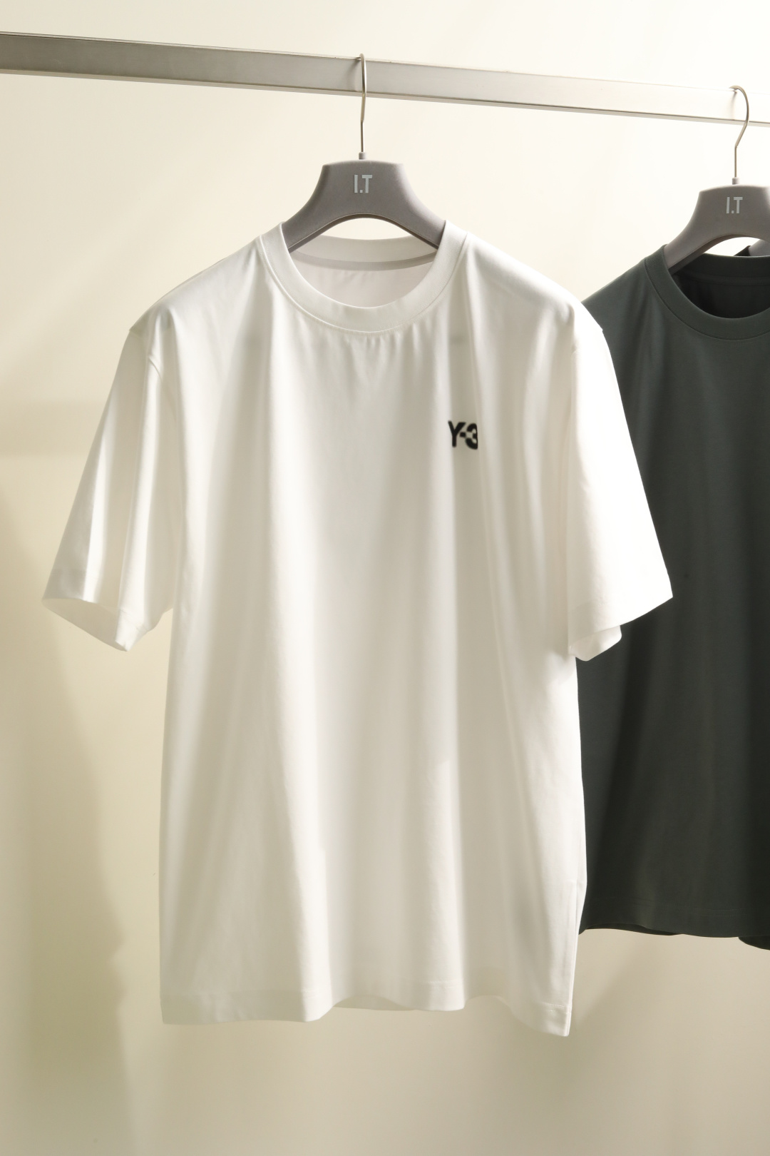 NO:131446,Yohji Yamamoto Spring and Summer New Products. Show Series Selected 73.31 tribute satin cotton 26.69 polyester fiber, blended fabric, refreshing and soft. The skin-friendliness of natural objects and the fiber-pulling of elastic silk, creating a simple round-neck T-shirt with three-dimensional texture. The front chest letter logo print, the back neck low-key melting gradient yohji print, fashionable and elegant. Black, this white, tender grass green, and a variety of choices, casual wear styles. Color black, this white, grass green Size M-3XL #TX25019,,tees, t-shirt, alexander wang19860909Yohji 山本春夏新品. 秀款系列 精选73.31贡缎棉26.69聚酯纤维,混纺面料,清爽柔软.天然物的亲肤性与弹力丝的纤拉柔软,打造立体质感的简洁圆领T恤.前胸字母logo印花,后领低调融化渐变yohji印花草体,时尚素雅.黑色,本白,嫩草绿多种选择,随性穿搭风格. 颜色黑色 本白 草绿 尺码M-3XL #TX25019,,tees，t-shirt,alexander wang,Men's clothing