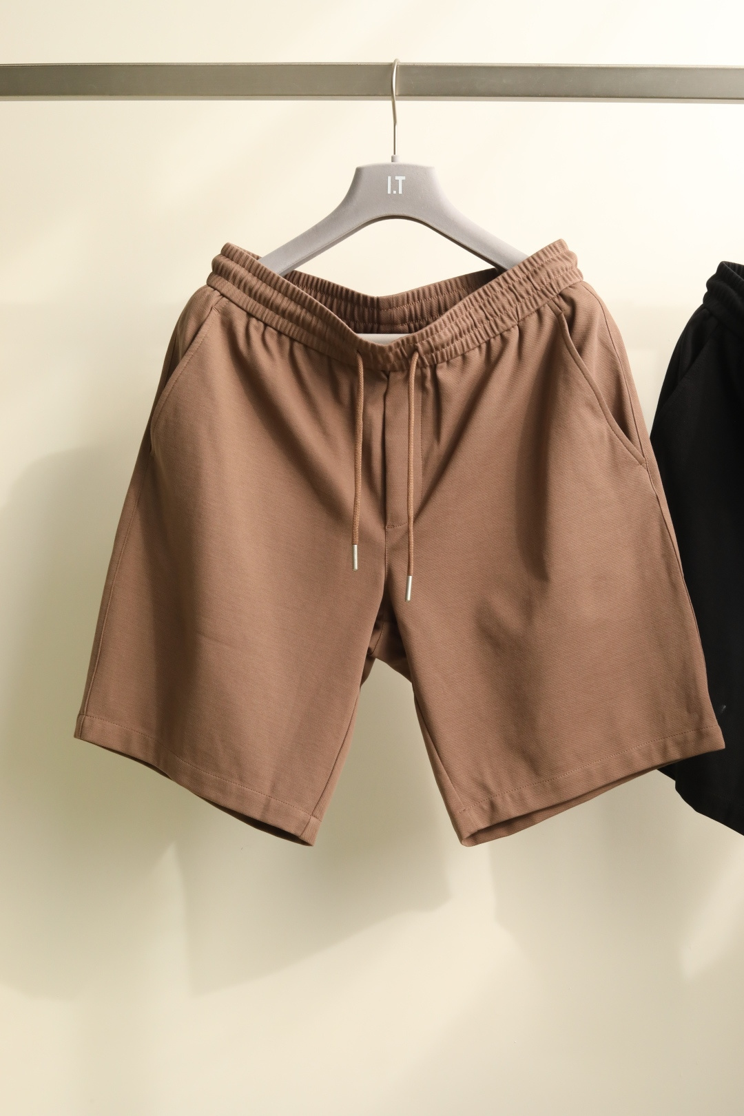 NO:141391,New# Refreshing summer, Bur*'s latest two-tone shorts. Unique 81.2 cotton-elastic fiber blend   7.6 spandex creates a very comfortable and comfortable fit fabric, which absorbs moisture and sweats, combines sporty performance and comfortable body feel. The exquisite adjustment belt brings design inspiration, simple and classic logo print, straight hem and wide trousers, experience the supreme summer trend. Color black khaki Size M-3XL #KZ25079,,burberry, shorts,alexander wang19860909New# 清爽入夏,Bur*最新双色短裤.独特的81.2棉弹纤维混纺 7.6氨纶 打造极具舒滑的贴身穿着面料,吸湿排汗,兼具运动性能与舒适体感.精致的调节腰带,带来设计灵感,简洁经典Logo印花,直筒下摆与宽阔裤脚,体验至上夏日风潮. 颜色黑色 卡其 尺码M-3XL #KZ25079,,burberry,shorts,alexander wang,Men's clothing