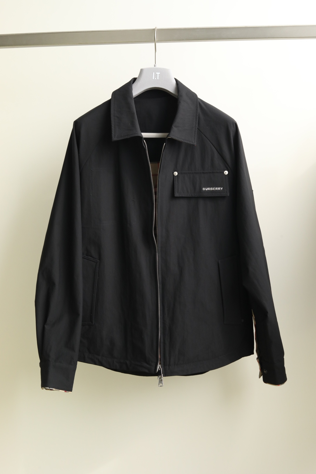 NO:116905,New# Burberr*y25 early spring new style released Burberry lapel jacket jacket. The clean and simple color scheme is particularly pleasing to the eye. The inner is paired with a classic plaid lining, suitable for daily wear, capable, comfortable and slimming, versatile, simple and easy to make mistakes!  Color black Size 48-56, Burberry, Burberry, Jackets & coats, Jackets & coats, Alexander wang19860909New# Burberr*y25早春新款发布巴宝莉翻领夹克外套 干净简单的色系特别耐看,内里搭配经典格纹里布,适合日常穿着,干练舒适又显瘦,百搭型选手,简单不会出错的！ 颜色黑色 尺码48-56,,burberry,burberry,jackets & coats,jackets & coats,alexander wang,Men's clothing