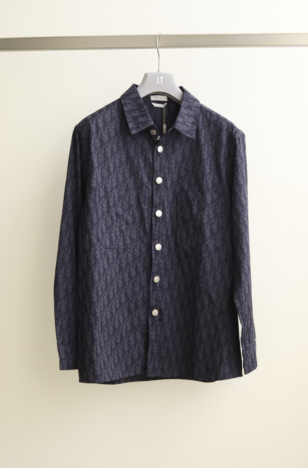 NO:121487,2025 Spring and summer, CD classic presbyterian printed shirts with special washing cotton, high-quality fabric, bringing a hard texture. Exquisite relief logo buckle, delicate and elegant. Narrow neckline three-dimensional cut collar shape, more fashionable and young wearing. Color denim flower Size S M L XL #88003,,alexander wang198609092025 春夏,CD经典老花印字系列衬衣特殊水洗棉,高克重面料,带来硬挺质感.精致浮雕logo扣,细腻优雅.窄领口立体裁剪领型,穿着更时尚年轻 颜色牛仔花 尺码S M L XL #88003,,alexander wang,Men's clothing