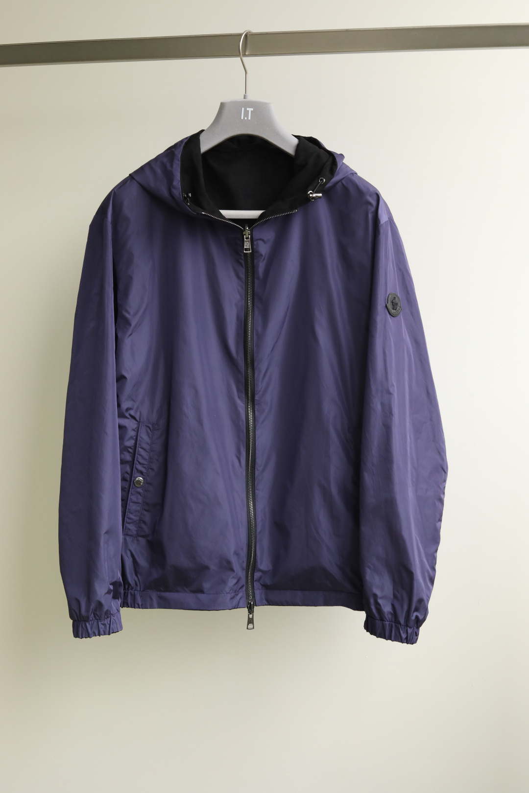 NO:121490,2025 Spring and Summer New Product Series Mon Double-sided Jackets. The front black velvet material is textured, light, soft and comfortable, the reverse bright purple hydrophobic fabric, free switching between the two-sided forms. Details genuine leather plus three-dimensional metal logo Color black/purple Size M-3XL #MO004,,jackets & coats,alexander wang198609092025春夏新品系列 mon双面穿外套 正面黑色绒料质感,轻薄柔软舒适,反面亮紫色疏水面料,两穿形式自由切换.细节真皮加立体金属徽标 颜色黑色/紫色 尺码M-3XL #MO004,,jackets & coats,alexander wang,Men's clothing