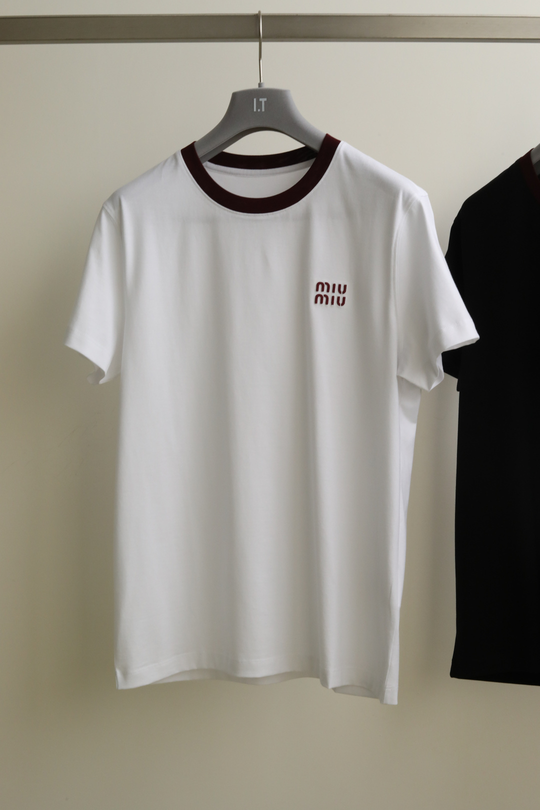 NO:131428,Mi*miu Spring and Summer Series Two-color round neck T-shirt for men and women, cotton fabric, special water system soft and thin, three-dimensional embroidery and filling technology, refreshing and highlighting the brand's characteristics. The bright burgundy/black/white contrasting colors, the casual posture restores the natural atmosphere. Color white Black Size S-XXL #ZE48517,,miumiu,tees, t-shirt,alexander wang19860909Mi*miu 春夏系列 男女同款双色圆领T恤,选用棉质面料,特殊水系柔软轻薄,立体刺绣加填充工艺,清爽而彰显品牌特色.鲜明的酒红/黑/白撞色,随性姿态还原自然气息. 颜色白色 黑色 尺码S-XXL #ZE48517,,miumiu,tees，t-shirt,alexander wang,Men's clothing