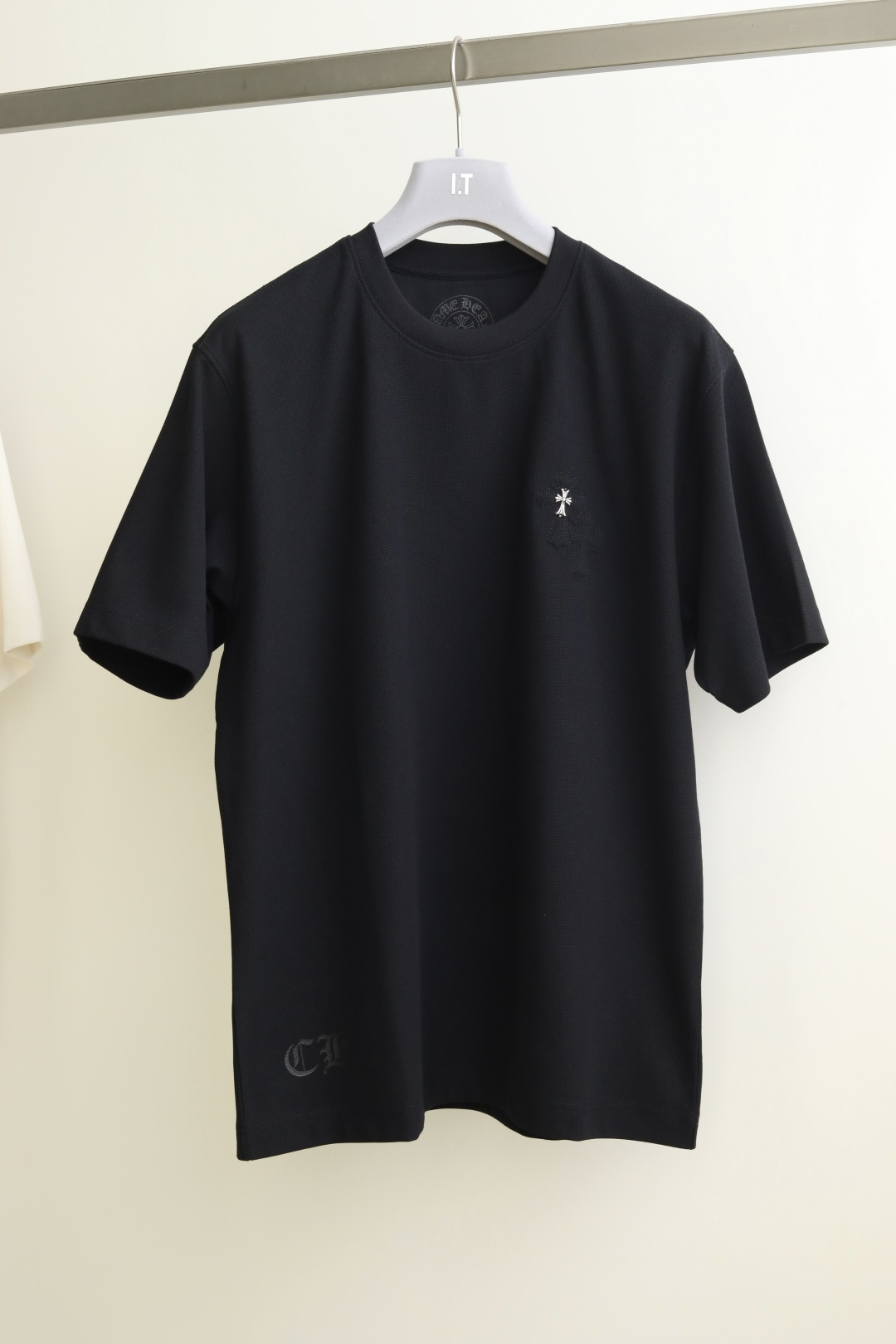 NO:141395,2025SS Spring and Summer New# New logo letter logo CRS Cro round neck short-sleeved T-shirt. High-subscription fabric 69.8 cotton fiber 24.4 polyester fiber 5.8 protein wire, the overall feel is extremely comfortable and the close-fitting wear is refreshing and breathable. The logo hand-painted process, plus three-dimensional embroidery, the overall loose style configuration is more youthful and sporty, the upper body is atmospheric, the effect is excellent, and the combination is even more worry-free and effort-saving. Whether it is casual sports or high street travel, you can easily control it!  Size M-3XL Color black white, chrome hearts, T-shirt,tees, t-shirt,alexander wang198609092025SS春夏新款 New# 新标字母logo CRS克罗圆领短袖t恤. 高支数面料69.8棉纤维24.4聚酯纤维5.8蛋白丝,整体的触感极为舒适,贴身穿着也清爽透气.logo手绘工艺,加立体充胶绣花,整体宽松的版型配置,更具青春运动风格,上身大气出彩,效果极佳,搭配更是省心省力,无论是休闲运动还是高街出行,都能轻松驾驭！ 尺码M-3XL 颜色黑色 白色,,chrome hearts,T-shirt,tees，t-shirt,alexander wang,Men's clothing