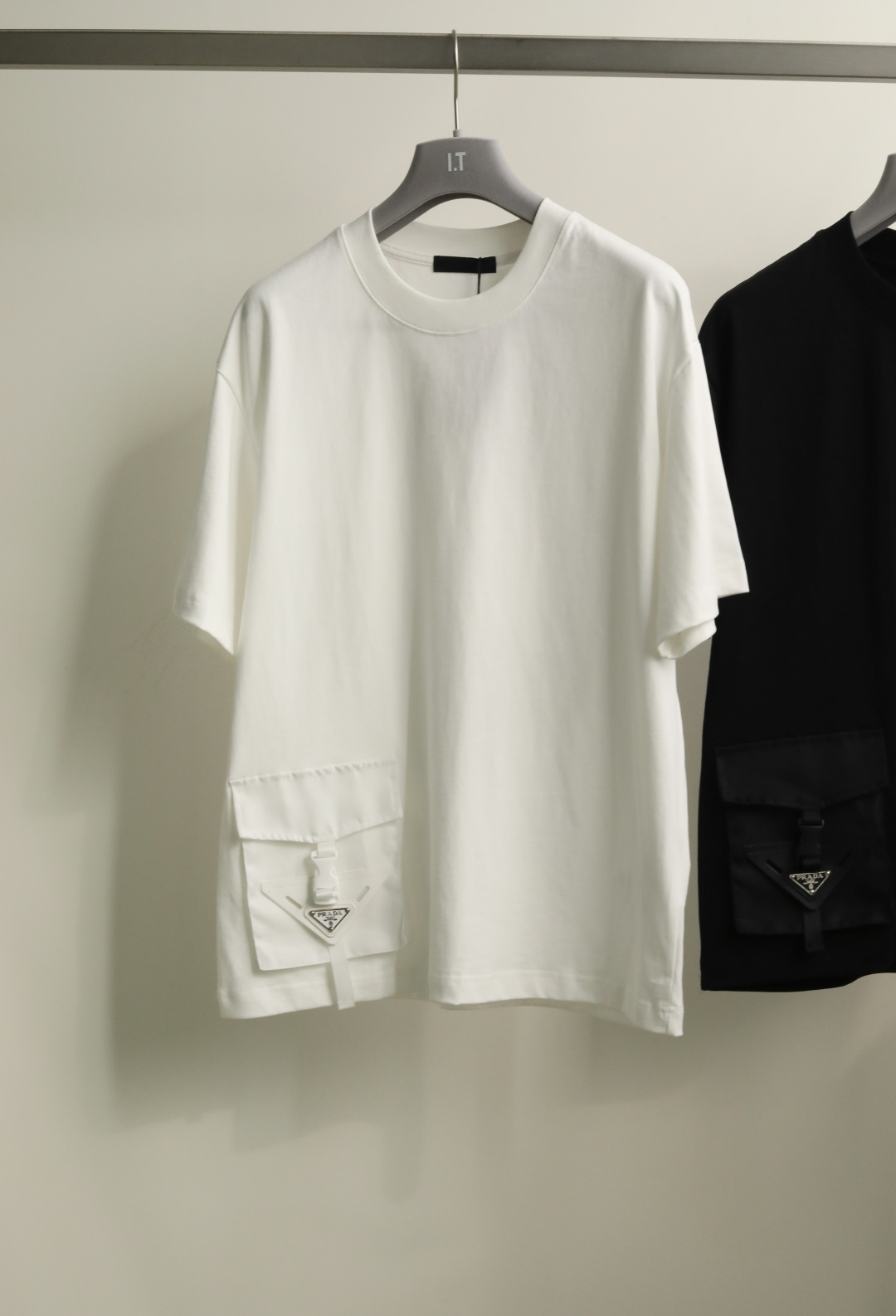NO:131452,Prada 25-year spring and summer new short-sleeved #simple and atmospheric with large pocket design, calm and a little willful, never out of time black and white available. Color black and white S-XL #88-2328,,prada,prada,T-shirt,alexander wang19860909Prada普拉达 25年春夏新款短袖#简约大气搭配大口袋设计款,平静中带点任性,永不过时黑白两色可选. 颜色黑色 白色 码数S-XL #88-2328,,prada,prada,T-shirt,alexander wang,Men's clothing