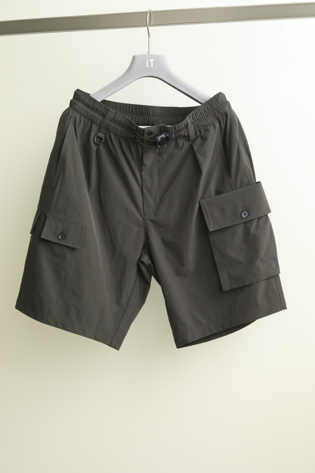 NO:144317,The classic Japanese fashion sports style, the top-level design of yohji brings the luxury style of the fashion show. It uses 90 nylon 10 spandex, which is elastic and comfortable, without fear of the dampness and heat of the hot summer, and is breathable and comfortable to wear. Three-dimensional tailoring, front and back splicing, it takes time to weave a perfect sports shorts. Color black Military green Size M~3XL #KZ25056,,shorts,alexander wang19860909经典的日系时尚运动风格,yohji的顶级设计感,带来时装秀场的奢潮风范.采用90锦纶10氨纶,弹力舒爽轻薄,无惧炎夏的潮湿闷热,穿着透气舒适.立体剪裁,前后幅拼接,耗时废料才能织做一件完美的运动短裤.  颜色黑色 军绿色 尺码M～3XL #KZ25056,,shorts,alexander wang,Men's clothing