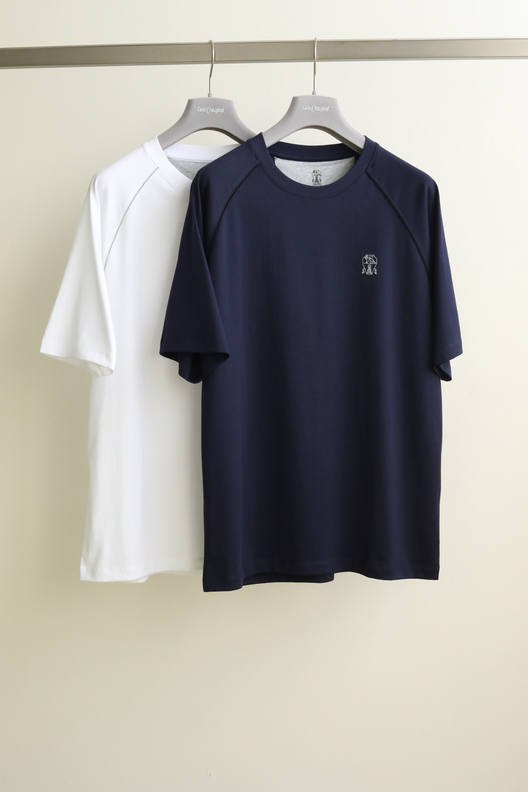 SS 春夏BC 轻薄微阔版T恤，清爽舒柔的体感，肩部添加设计感线条 上身更能突显与众不同。修饰肩胸比例，