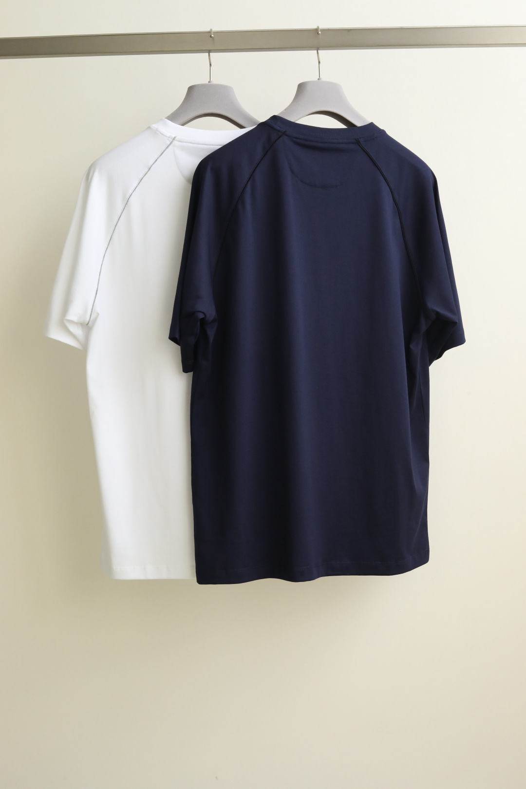 SS 春夏BC 轻薄微阔版T恤，清爽舒柔的体感，肩部添加设计感线条 上身更能突显与众不同。修饰肩胸比例，