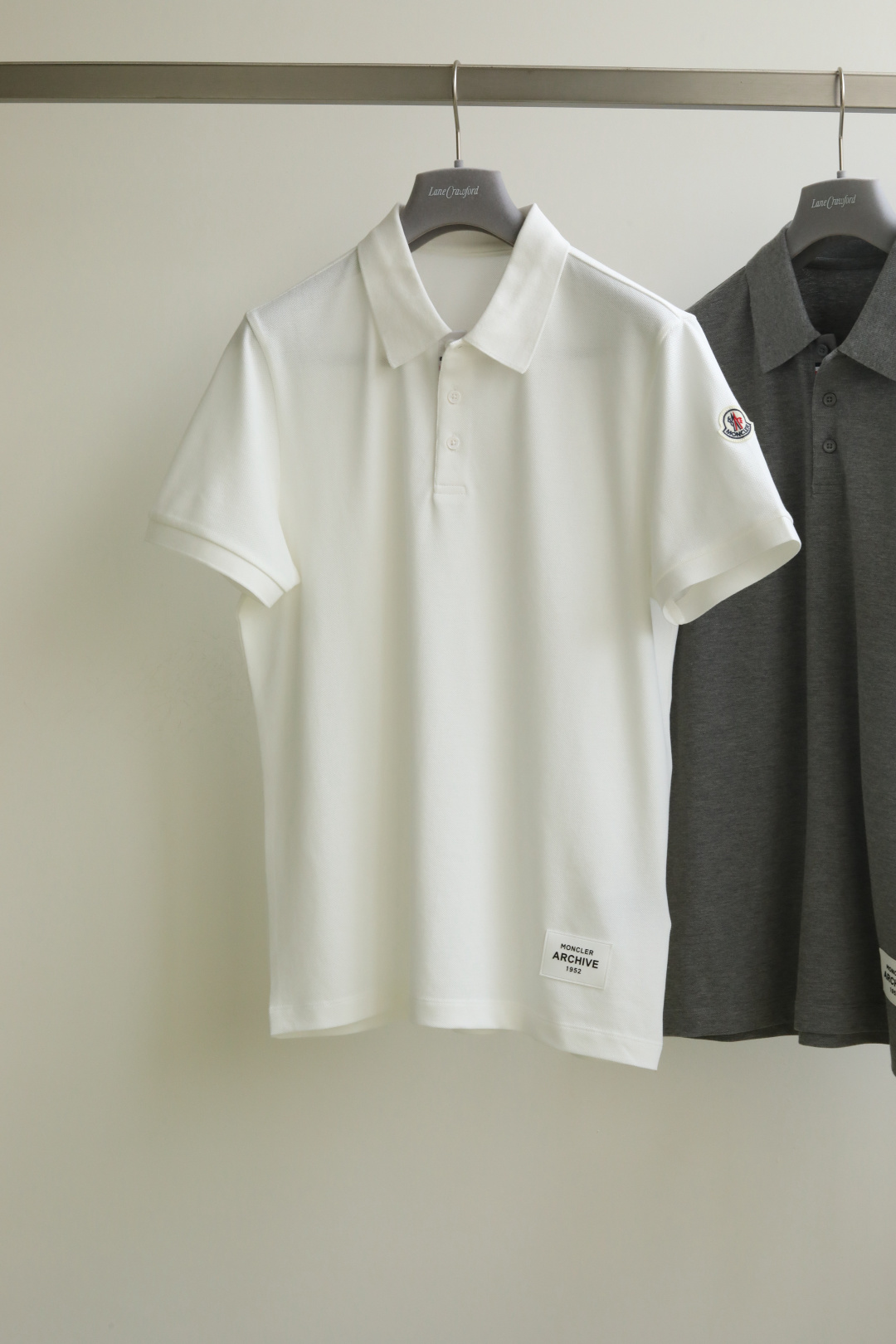 NO:137162,Mon*cler archive commemorative three-color lapel 2025 spring and summer new product series Classic summer Maya maya giubbotto series product line, selected washing and combed cotton to create a soft feel and wear experience. Classic black, white, gray, floral blend, neckline shell buttons and inner inlay strips, soft glue stamping embroidery archive 1952, released simultaneously. Color black, gray, white, size M-3XL #ZE48536,,christian louboutin,bottega veneta,alexander wang19860909Mon*cler archive纪念款三色翻领 2025 春夏新品系列 经典的夏季玛雅maya giubbotto系列产品线,精选水洗精梳棉,打造至柔手感与穿着体验.经典的黑 白 灰 花纱混纺,领口贝壳钮扣加内里镶拼嵌条,下摆柔软胶印刺绣archive 1952,同步发售. 颜色黑色 灰色 白色 尺码M-3XL #ZE48536,,christian louboutin,bottega veneta,alexander wang,Men's clothing