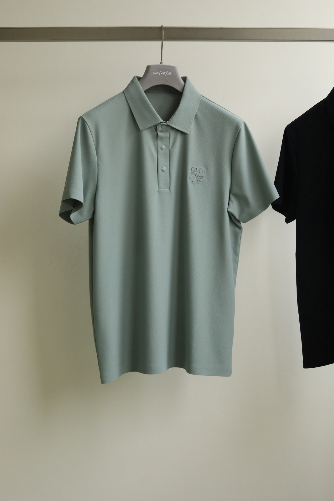 NO:141389,Super high heat loe*e X on co-branded sports T-shirt casual lapels. Selected with a variety of sports fiber blends, multiple washes to create a soft and comfortable wearing feeling, and has a wide drapery texture. The details are fully pressed and seamlessly treated, smooth and excellent in detail. Classic contrast offset printing combines depression and protruding printing, press-touch buttons, fashionable and sporty. Color dark royal blue gray-green apricot gray Size M-3XL #ZE48523,,loewe,tees, t-shirt,alexander wang19860909热度超高 loe*e X on联名运动T恤休闲翻领 精选多种运动纤维混纺,多重水洗打造柔软舒适的穿着感,同时拥有垂坠挺阔质感.细节局部全压胶无缝处理,平整光滑,细节处理优越.经典撞色胶印结合凹陷突起印花,按触式钮扣,时尚运动. 颜色深宝蓝 灰绿色 杏灰色 尺码M-3XL #ZE48523,,loewe,tees，t-shirt,alexander wang,Men's clothing