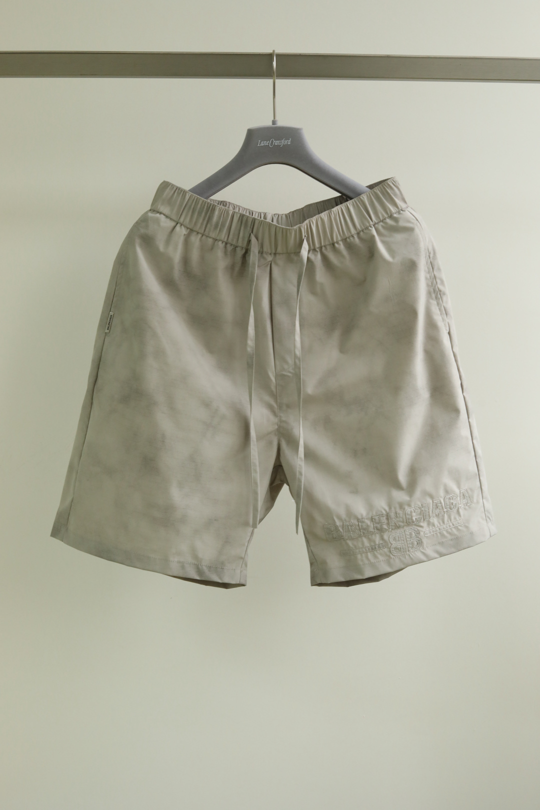 NO:159569,2025 SS spring and summer new model, pre-sale is coming soon ba*len**aga two-color beach shorts refreshing mixed textile fabric, breathable and light, easy to manage. Tonal embroidered patchwork letters, brief fashion. Accessories and metal brand logo logo, three-dimensional tailoring wide version, bringing a refreshing and fashionable temperament. Color blue khaki Size M-3XL, shorts, alexander wang198609092025 SS春夏新款 预售即将到货 ba*len**aga 双色沙滩短裤 清爽的混合纺织面料,透气轻薄,易于打理.同色刺绣拼布字母,简介时尚.配饰金属品牌logo徽标,立体剪裁宽阔版型,带来清爽时尚气质. 颜色蓝色 卡其 尺码M-3XL,,shorts,alexander wang,Men's clothing