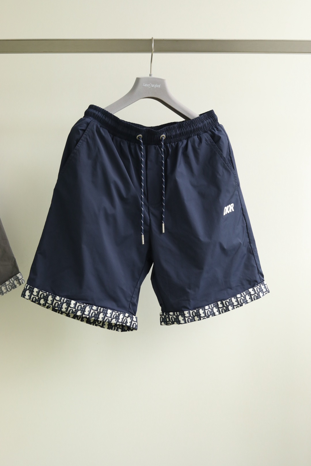 NO:159565,Dior*Dior New Summer Shorts 25 Years of Summer The trouser rope and letter printing color matching echoes the front and back, high-end and atmospheric, casual and lazy style, high-end custom imported quick-drying elastic fabric, summer flavor, color navy blue gray Number of 48-56 #88315,,dior,dior,shorts,alexander wang19860909Dior*迪奥 25年夏季新款休闲短裤 裤绳和字母印花配色前后呼应,高端大气,裤型上身休闲百搭、随性慵懒范,高级定制进口速干弹力面料,夏天的味道 颜色藏青色 灰色 码数48-56 #88315,,dior,dior,shorts,alexander wang,Men's clothing