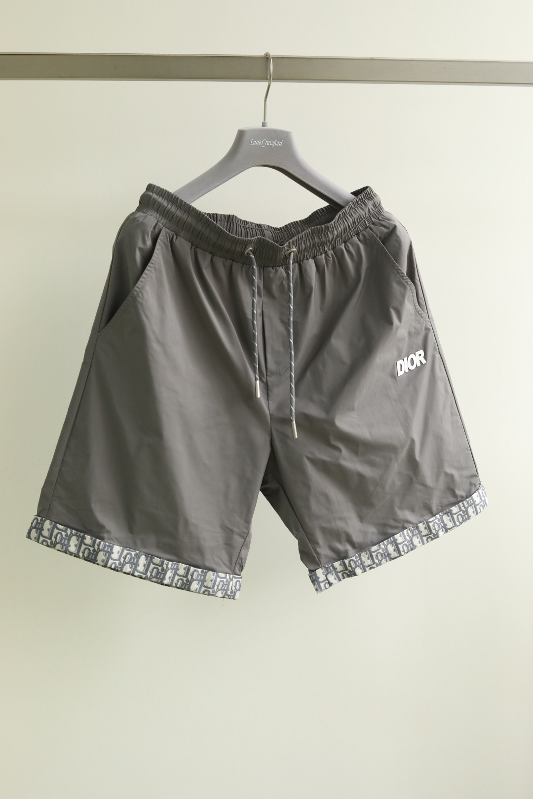 NO:152360,Dior*Dior New Summer Shorts 25 Years of Summer The trouser rope and letter printing color matching echoes the front and back, high-end and atmospheric, casual and lazy style, high-end custom imported quick-drying elastic fabric, summer flavor, color navy blue gray Number of 48-56 #88315,,dior,dior,shorts,alexander wang19860909Dior*迪奥 25年夏季新款休闲短裤 裤绳和字母印花配色前后呼应,高端大气,裤型上身休闲百搭、随性慵懒范,高级定制进口速干弹力面料,夏天的味道 颜色藏青色 灰色 码数48-56 #88315,,dior,dior,shorts,alexander wang,Men's clothing