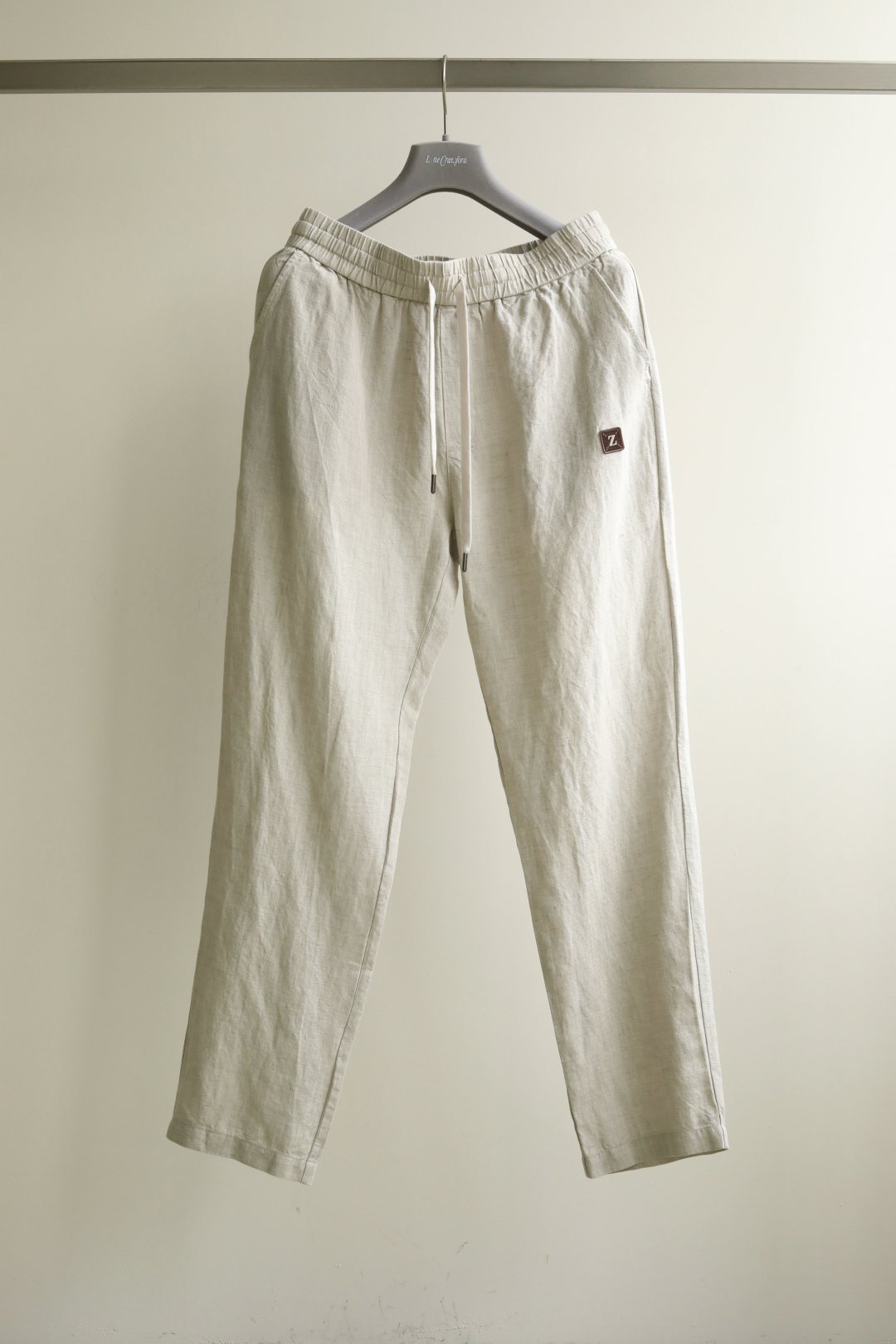 NO:160879,25Ss~ New ZZ spring and summer casual pants, very comfortable to wear, low-key and luxurious, very classy when worn, and there is no need to say much about the pants style and cutting. The upper body is exquisite and vivid. The truly first-class top-notch material. The truly palace-grade casual pants elastic pants are made of imported cotton and linen series. The quality of 70 linen Tianshi is excellent, and the pants are heavy washing makes the pants very soft!  Size M～2XL Color Black Apricot #00601,,alexander wang1986090925Ss~ 新款ZZ春夏款休闲裤,身穿着非常舒适 低调不失奢华 穿出去非常有档次,裤型款式和裁剪亦无需多言 上身精致跃然.真正一等一顶级质料 真正殿堂级的休闲裤松紧裤,选用进口棉麻系列 70亚麻天丝品质卓然,经过重水洗使得裤子很柔软！ 尺码M～2XL 颜色黑色 杏色 #00601,,alexander wang,Men's clothing