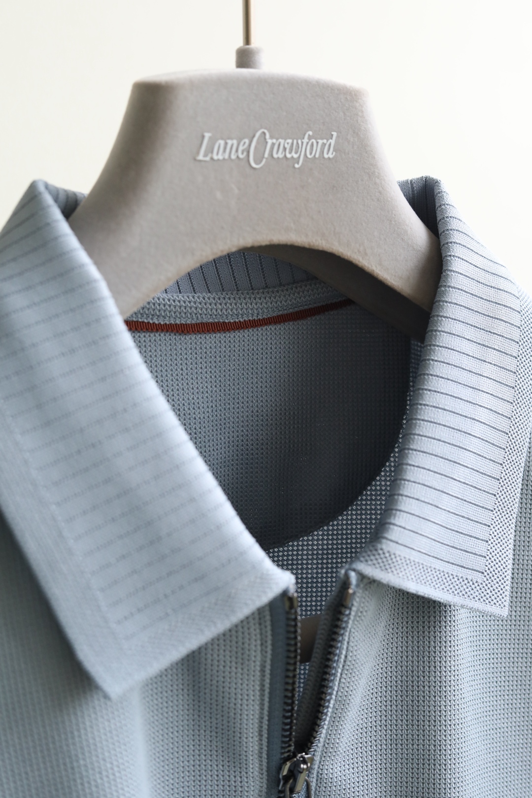   2025 sPring summer 静奢风选择
Loro Piana柜制极简拉链翻领T恤
一体化极