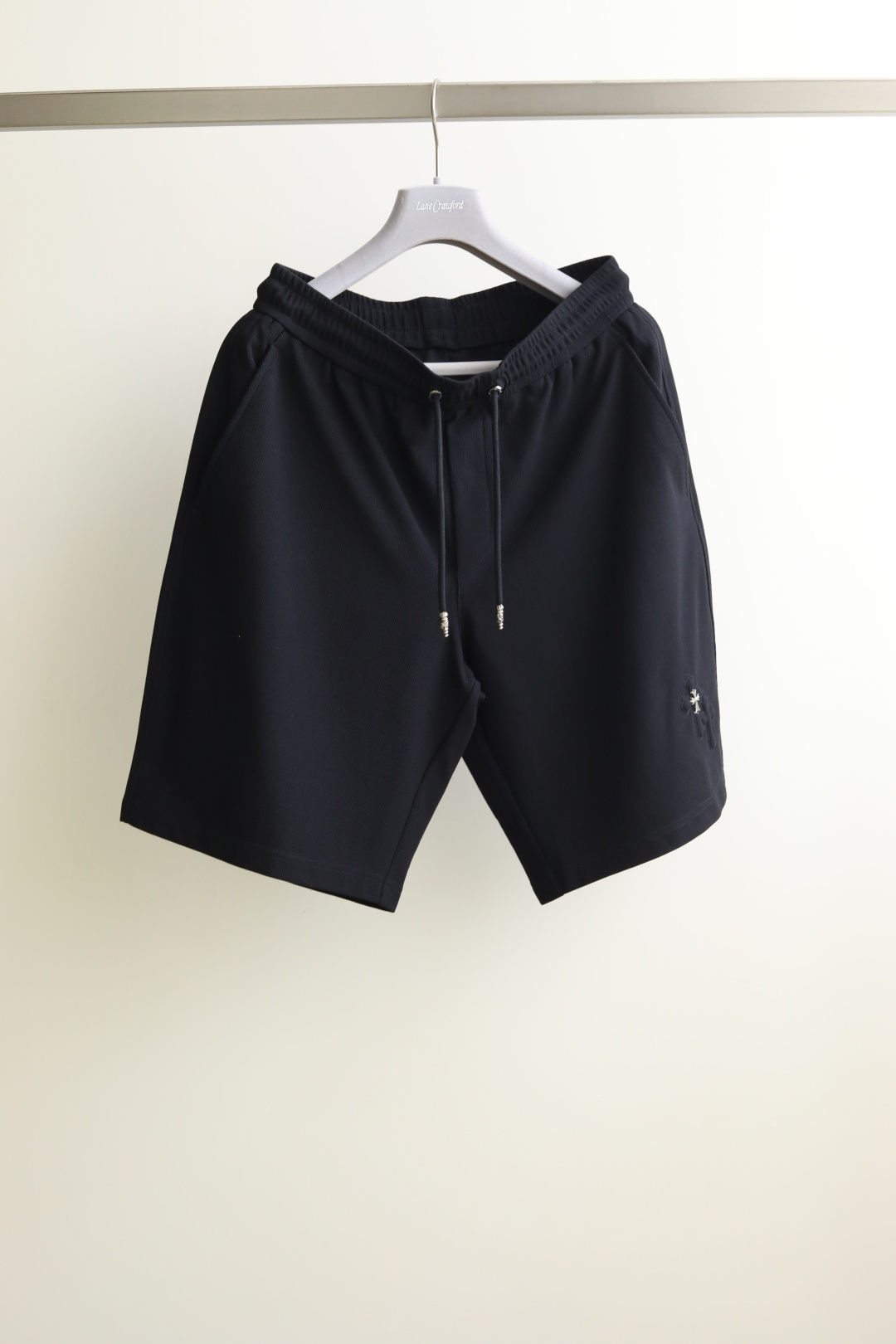 NO:141393,2025SS Spring and Summer New# New logo letter logo Crs hot monochrome shorts High-subspended fabric 69.8 cotton fiber 24.4 polyester fiber 5.8 protein wire, the overall touch is extremely comfortable, and it is refreshing and breathable when worn close to the body. The logo hand-painted process, plus three-dimensional embroidery, the overall loose style configuration is more youthful and sporty, the upper body is atmospheric, the effect is excellent, and the matching is more worry-free and effort-saving. Whether it is casual sports or high street travel, it can be easily controlled. It is equipped with two-color round neck short sleeves, which is easy to get fashionable. Size M-3XL Color black #KZ25170,,shorts,T-shirt,alexander wang198609092025SS春夏新款New# 新标字母logo Crs爆款单色短裤 高支数面料69.8棉纤维24.4聚酯纤维5.8蛋白丝,整体的触感极为舒适,贴身穿着也清爽透气.logo手绘工艺,加立体充胶绣花,整体宽松的版型配置,更具青春运动风格,上身大气出彩,效果极佳,搭配更是省心省力,无论是休闲运动还是高街出行,都能轻松驾驭.配套双色圆领短袖,轻松get时尚造型. 尺码M-3XL 颜色黑色 #KZ25170,,shorts,T-shirt,alexander wang,Men's clothing