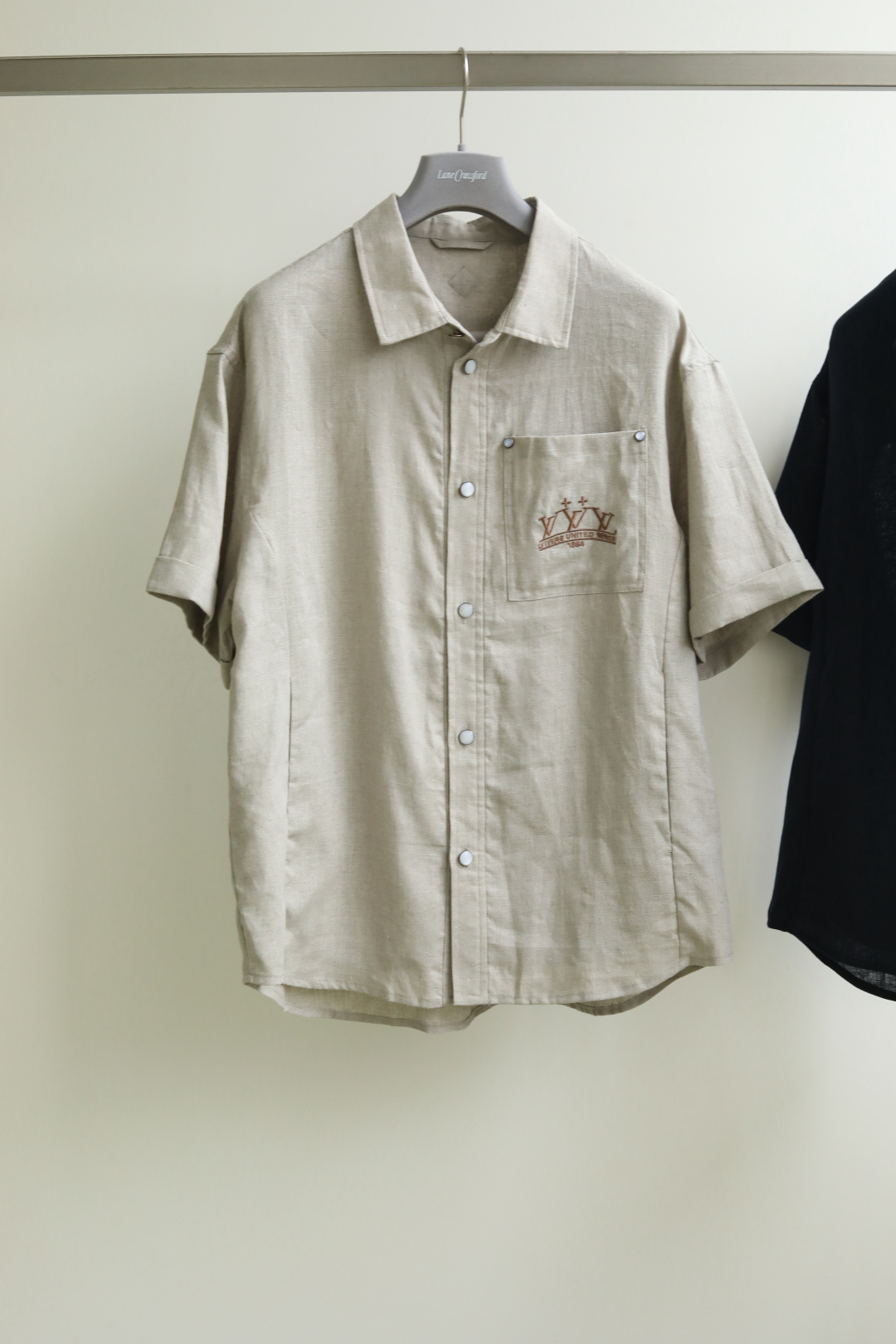 NO:144310,Clothes LV*Donkey Home The latest hot-selling set in 25 years is coming. Customized tense thread, soft and light fabric, super comfortable upper body, all accessories are customized original accessories, high-end and atmospheric, a must-have for this summer. Color navy blue gray. Number of 48-56 #88309,,louis vuitton,louis vuitton,louis vuitton,alexander wang19860909衣 LV*驴家 25年夏季最新爆款套装来袭 定制的天丝麻料,面料柔软轻盈,上身超级舒服,辅料五金全是定制原版配件,高端大气今年夏天必备的一款 颜色藏青色 灰色 码数48-56 #88309,,louis vuitton,louis vuitton,louis vuitton,alexander wang,Men's clothing