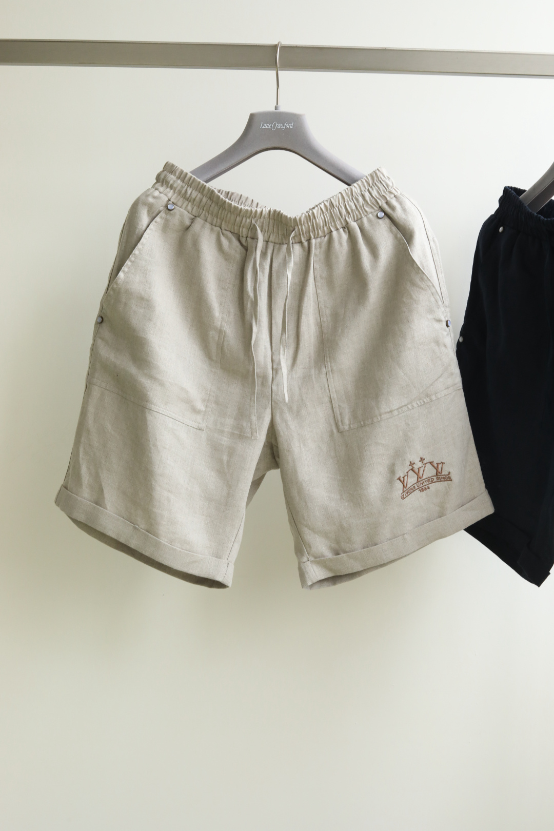 NO:144304,Pants LV*Donkey Home The latest hot-selling set in 25 years is coming. Customized tense thread, soft and light fabric, super comfortable upper body, all accessories are customized original accessories, high-end and atmospheric, a must-have for this summer. Color navy blue gray. Number of 48-56 #88310,,louis vuitton,louis vuitton,louis vuitton,alexander wang19860909裤 LV*驴家 25年夏季最新爆款套装来袭 定制的天丝麻料,面料柔软轻盈,上身超级舒服,辅料五金全是定制原版配件,高端大气今年夏天必备的一款 颜色藏青色 灰色 码数48-56 #88310,,louis vuitton,louis vuitton,louis vuitton,alexander wang,Men's clothing