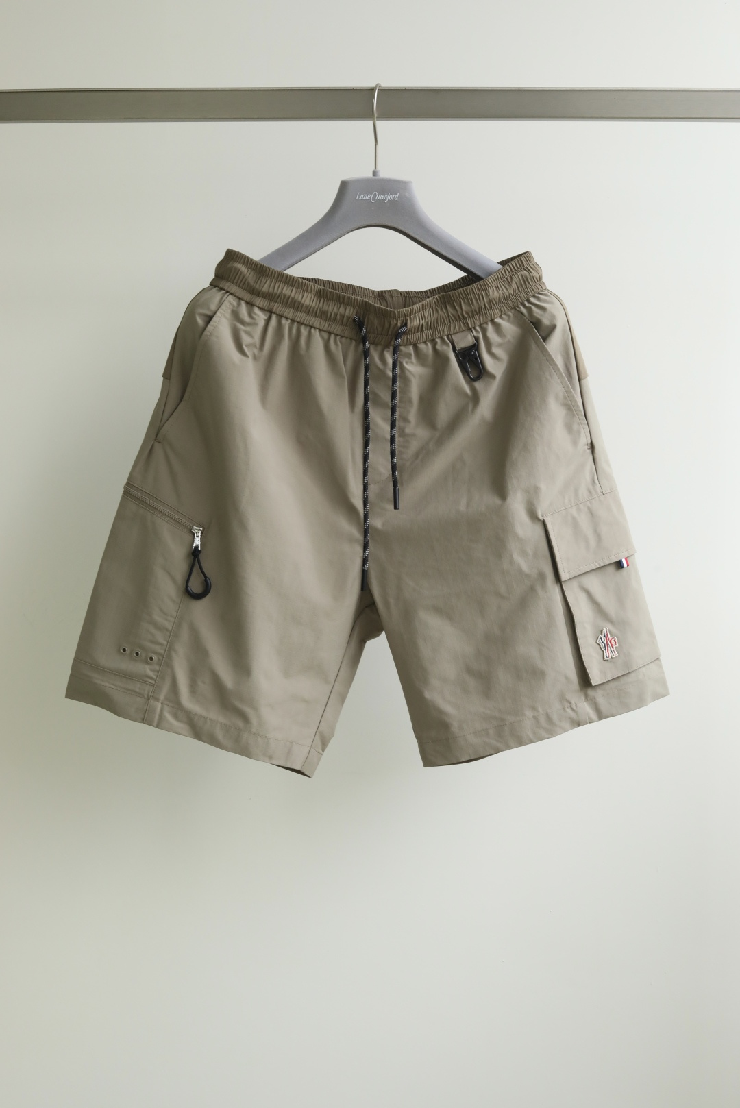 NO:160875,Mo*cler cover, new summer shorts for 25 years, cool and handsome high-end single-item work shorts, high-end and fashionable pockets on both sides, imported fabrics are quite spacious and comfortable, original mold-opening custom hardware buttons, customized original fabrics, the iconic logo embroidery on the pocket adds the finishing touch, the classic and not picky style is very handsome!  Color black brown code number 48-56 #88330,,christian louboutin,Moncler,shorts,alexander wang19860909Mo*cler蒙口 25年夏季新款短裤 潇洒帅气的高级单品工装短裤,两侧口袋高级时髦,进口面料质感挺阔舒适,原版开模定制五金纽扣,定制原版面料,口袋上标志性徽标彰绣平添了点睛之笔 , 经典不挑人版型巨帅！ 颜色黑色 咖色 码数48-56 #88330,,christian louboutin,Moncler,shorts,alexander wang,Men's clothing