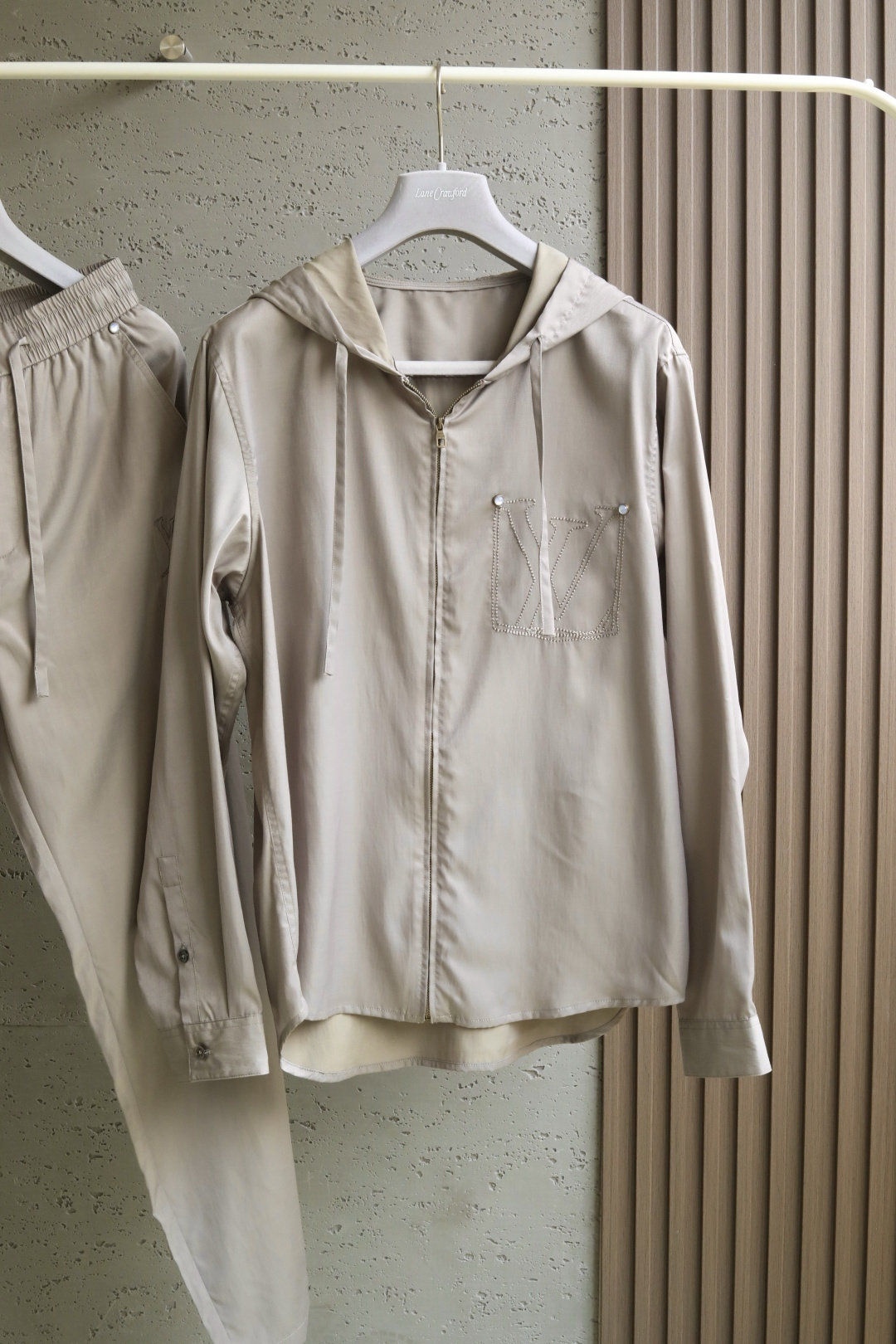 NO:502803,Clothes, pants, new autumn and winter series # Louis' latest product FW L$V two-color hat-wearing suit. Copper-ammonia imitation linen material, light and comfortable wearing body feel. Classic upper body zipper hat design, wide brim design, reflecting the fashionable and unbundled trendy elements. The opposite sex round edge hem is refreshing and wide without losing style. Paired with straight trousers and trousers with slightly wide-leg shape, creating a fashionable 'walking' freehand painting. The latest details are pearl brass buckles, large body dark tattoo embroidery pattern, three-dimensional sense supports the luxurious texture. Color black khaki Size M-3XL #88352,,louis vuitton,hats,alexander wang19860909衣服 裤子P 秋冬系列新款# 路易最新产品 FW L$V双色戴帽套装.铜氨丝仿麻材质,轻薄舒适的穿着体感.经典的上身拉链戴帽设计,宽幅帽檐设计,体现时尚不臃肿的潮流元素.异性圆边下摆,清爽宽阔而不失格调.搭配直筒裤脚长裤,微阔腿型,打造时尚的“流浪”写意.细节最新珍珠黄铜扣,大身色暗纹绣花图案,立体感承托出奢华质地. 颜色黑色 卡其色 尺码M-3XL #88352,,louis vuitton,hats,alexander wang,Men's clothing