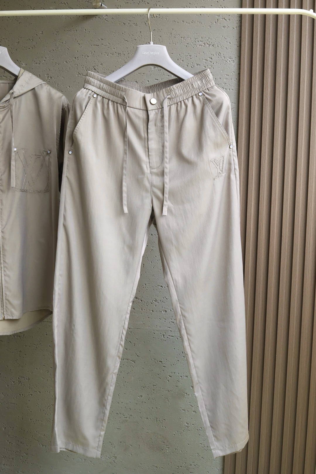 NO:502798,Clothes, pants, autumn and winter new style # Louis' latest product FW L$V two-color hat wear set. Copper-ammonia imitation linen material, light and comfortable wearing body feel. Classic upper body zipper hat design, wide brim design, reflecting fashionable and unbundled trendy elements. The opposite sex round edge hem is refreshing and wide without losing style. Paired with straight trousers and trousers with slightly wide-leg shape, creating a fashionable 'walk' freehand painting. The latest details are pearl brass buckles, large body dark tattoo embroidery pattern, three-dimensional sense supports the luxurious texture. Color black khaki Size M-3XL 87350,,louis vuitton,hats,alexander wang19860909衣服 裤子P 秋冬系列新款# 路易最新产品 FW L$V双色戴帽套装.铜氨丝仿麻材质,轻薄舒适的穿着体感.经典的上身拉链戴帽设计,宽幅帽檐设计,体现时尚不臃肿的潮流元素.异性圆边下摆,清爽宽阔而不失格调.搭配直筒裤脚长裤,微阔腿型,打造时尚的“流浪”写意.细节最新珍珠黄铜扣,大身色暗纹绣花图案,立体感承托出奢华质地. 颜色黑色 卡其色 尺码M-3XL 87350,,louis vuitton,hats,alexander wang,Men's clothing