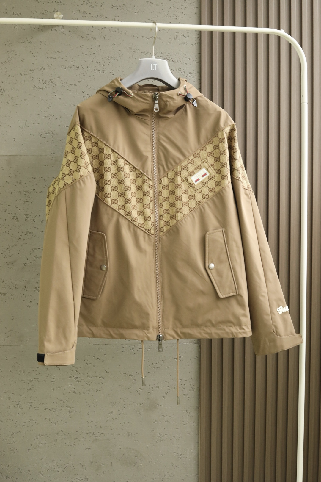 NO:502764,2025 NEW Autumn and Winter New Products# Gu**i Fall Winter Series Two-color Hat Jacket Classic embroidered woven fabric presbyopy fabric, spliced ​​hydrophobic coating fabric, soft computer printed lids create a low-key luxury and comfortable wearing feeling. Details are perfectly reflected, copper gu engraving buttons, the latest grass art embroidery on the cuffs, red and green mixed gradient rope buckles, the exquisiteness and three-dimensionality of the details are fully loaded. Color Khaki Black Size M-3XL #88706,,jackets & coats,hats,alexander wang198609092025 NEW 秋冬季新品# Gu**i Fall Winter系列双色戴帽夹克经典的刺绣织布老花图案,拼接疏水涂层面料,柔软电脑印花里布打造低调奢华感与舒适穿着体感.细节完美体现,铜色gu刻字钮扣,袖口最新草体艺术绣花,红绿混色渐变绳扣,细节的精致与立体感拉满. 颜色卡其 黑色 尺码M-3XL #88706,,jackets & coats,hats,alexander wang,Men's clothing