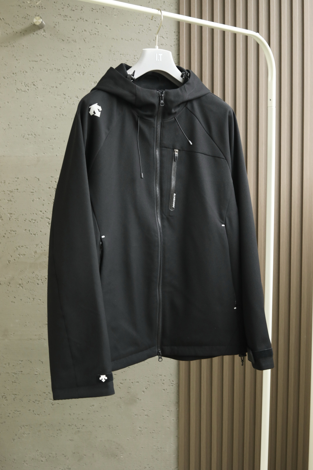 NO:502781,Autumn and Winter New Series # DEE 25-year autumn new jacket Fashionable and handsome shoulder print pattern logo, simple and versatile style, customized original fabric, not only crisp, maintains a trendy silhouette, but also comfortable to wear Color black Number of 48-56 #88702,,jackets & coats,alexander wang19860909秋冬新款系列# DEE迪桑* 25年秋季新款夹克 时尚帅气肩膀印花图案logo,简约百搭款,定制原版面料,不仅挺括,保持潮流的廓形,又穿着舒适 颜色黑色 码数48-56 #88702,,jackets & coats,alexander wang,Men's clothing