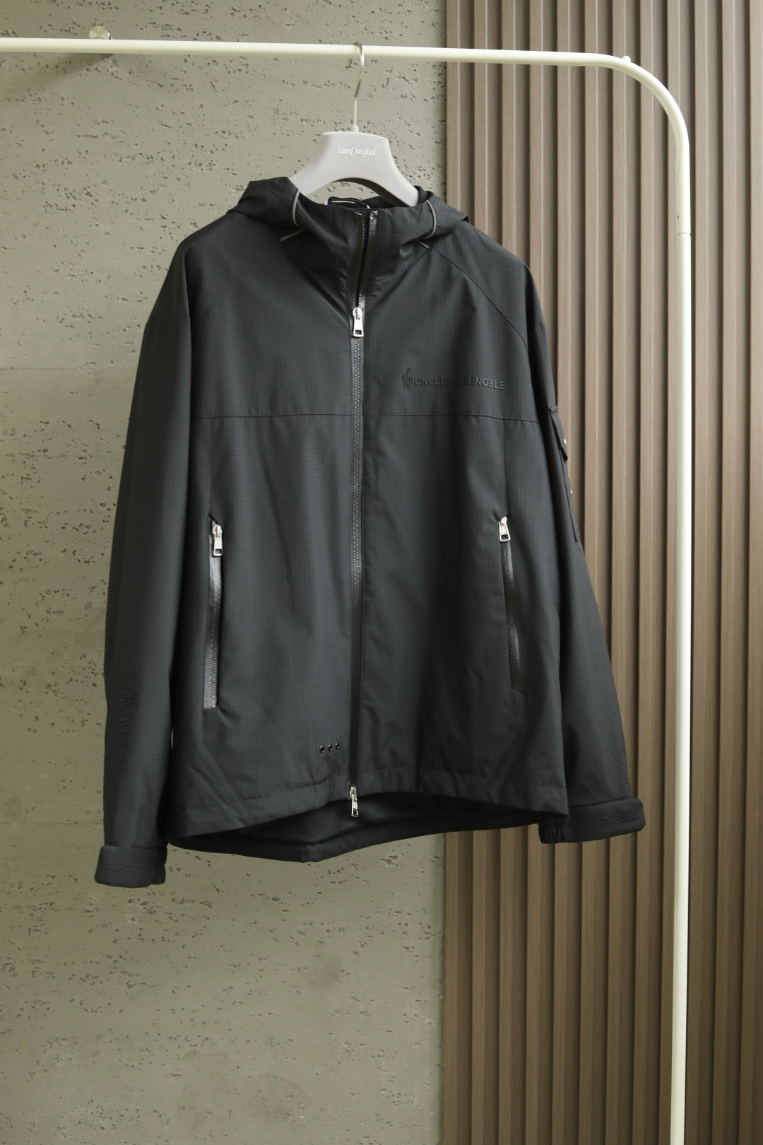 NO:502754,The latest Autumn and Winter counters are launched simultaneously!  Mon's latest vertical hat-wearing jacket, classic black/glass-white two-color jacket. Fully pressed plastic-sealed zipper layer, ensuring the changing rain and windproof needs of autumn and winter seasons. The frenoble offset logo combines the latest hollow metal ring design style to bring professionalism and fashion to outdoor skiing. Detailed mesh breathable lining, pockets and hem edges contrasting splicing, combined with adjustable drawstring hem, taking into account the fashion and sporty style of fashion and sports. Color black gray and white Size M-3XL. #88707,,jackets & coats,hats,alexander wang19860909年秋冬最新款专柜官网同步上新！ Mon 最新立裁戴帽外套 经典的 黑色/灰白双色外套.全压胶塑封拉链层,保证秋冬季季节变换的防雨防风需求.frenoble胶印标识结合最新镂空金属圆环设计风格,带来户外滑雪运动的专业感与时尚度.细节网眼透气里布,口袋、下摆包边撞色拼接,结合可调节抽绳下摆,兼顾时尚与运动的City潮范. 颜色黑色 灰白 尺码M-3XL.  #88707,,jackets & coats,hats,alexander wang,Men's clothing