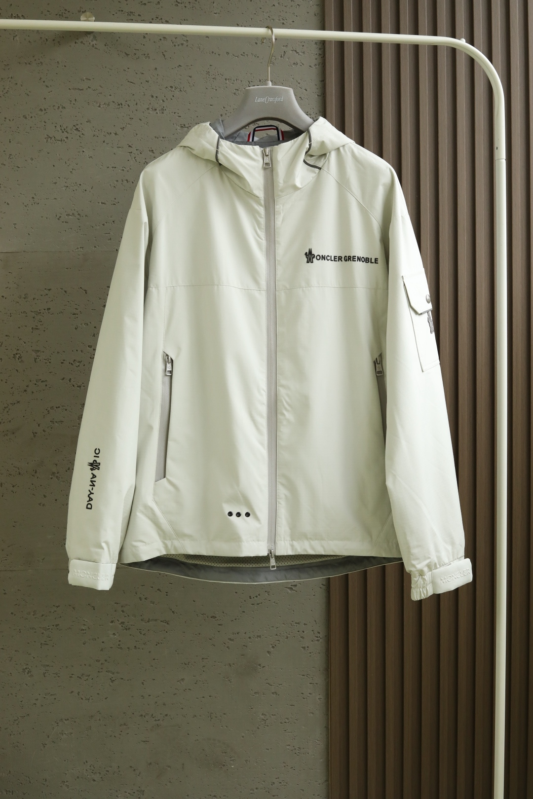 NO:502757,The latest Autumn and Winter counters are launched simultaneously!  Mon's latest vertical hat-wearing jacket, classic black/gray-white two-color jacket. Fully-pressed plastic-sealed zipper layer, ensuring the changing rain and windproof needs of autumn and winter seasons. The frenoble offset logo combines the latest hollow metal ring design style to bring professionalism and fashion to outdoor skiing. Detailed mesh breathable lining, pockets and hem edges contrasting splicing, combined with adjustable drawstring hem, taking into account the fashion and sporty style of fashion and sports. Color black gray and white Size M-3XL #88707,,jackets & coats,hats,alexander wang19860909年秋冬最新款专柜官网同步上新！ Mon 最新立裁戴帽外套 经典的 黑色/灰白双色外套.全压胶塑封拉链层,保证秋冬季季节变换的防雨防风需求.frenoble胶印标识结合最新镂空金属圆环设计风格,带来户外滑雪运动的专业感与时尚度.细节网眼透气里布,口袋、下摆包边撞色拼接,结合可调节抽绳下摆,兼顾时尚与运动的City潮范. 颜色黑色 灰白 尺码M-3XL #88707,,jackets & coats,hats,alexander wang,Men's clothing