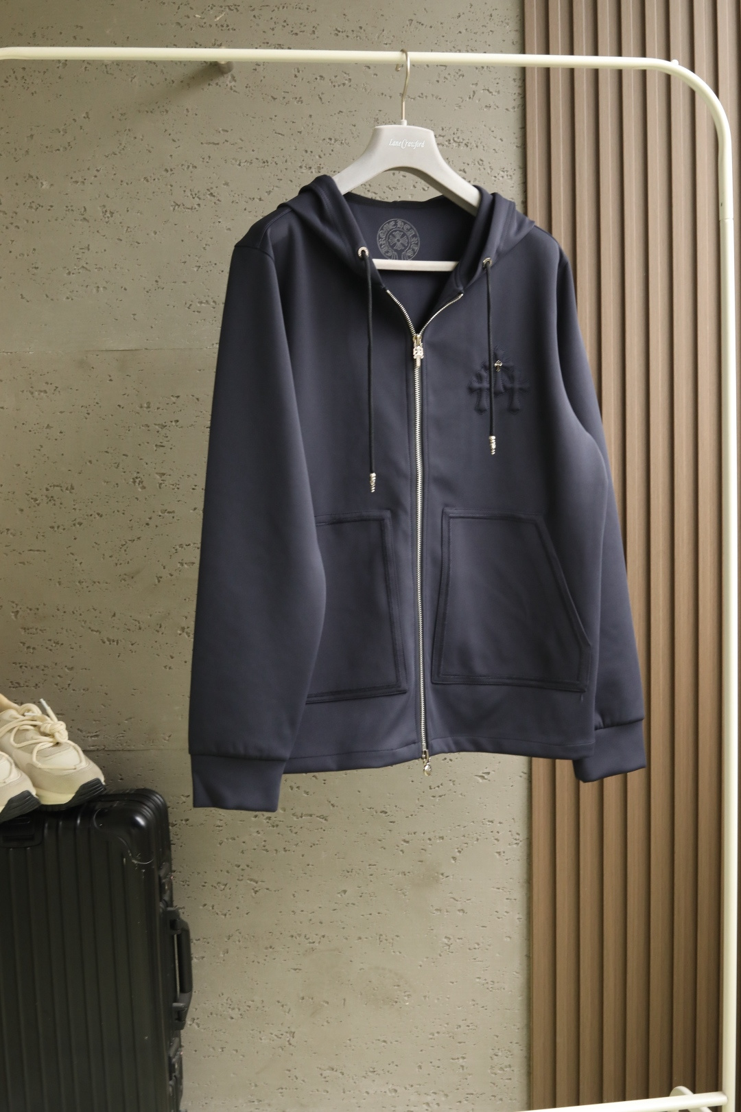 NO:502771,CRS Cro autumn and winter latest fashion hot style, Crs latest fabric thin hat sweatshirt, wide three-dimensional tailoring, bringing excellent visual effect, presenting the fashionable and high-end brand characteristics of Cro fashion. Details, double-line sewing edging in the same color, reflecting the essence of luxurious craft design. The large body is made of 92 polyester 8 spandex material, special craftsmanship, making the fabric appear shiny luster, the yarn is fine and tight, light but full of warmth. Details metal cross flower accessories, glued three-dimensional pattern Greek grass embroidery edging, low-key luxury, casual outfit. Color dark royal blue light apricot gray Size M-3XL #JK25097,,chrome hearts,hoodie,sweatshirts,hats,alexander wang19860909CRS克罗秋冬最新系列 时尚热款,crs最新面料轻薄戴帽卫衣 宽幅立体剪裁,带来极佳的视觉效果,呈现出克罗时尚高级的品牌特色.细节同色系双线衍缝包边,体现奢华工艺设计的精髓.大身采用92聚酯8氨纶材料,特殊工艺加成,让面料呈现出微光泽感,纱线细密紧实,轻薄却十足保暖的特性.细节金属制十字花配件,充胶立体图案希腊草文绣花包边,低调奢华,随性穿搭. 颜色深宝蓝 浅杏灰 尺码M-3XL #JK25097,,chrome hearts,hoodie,sweatshirts,hats,alexander wang,Men's clothing