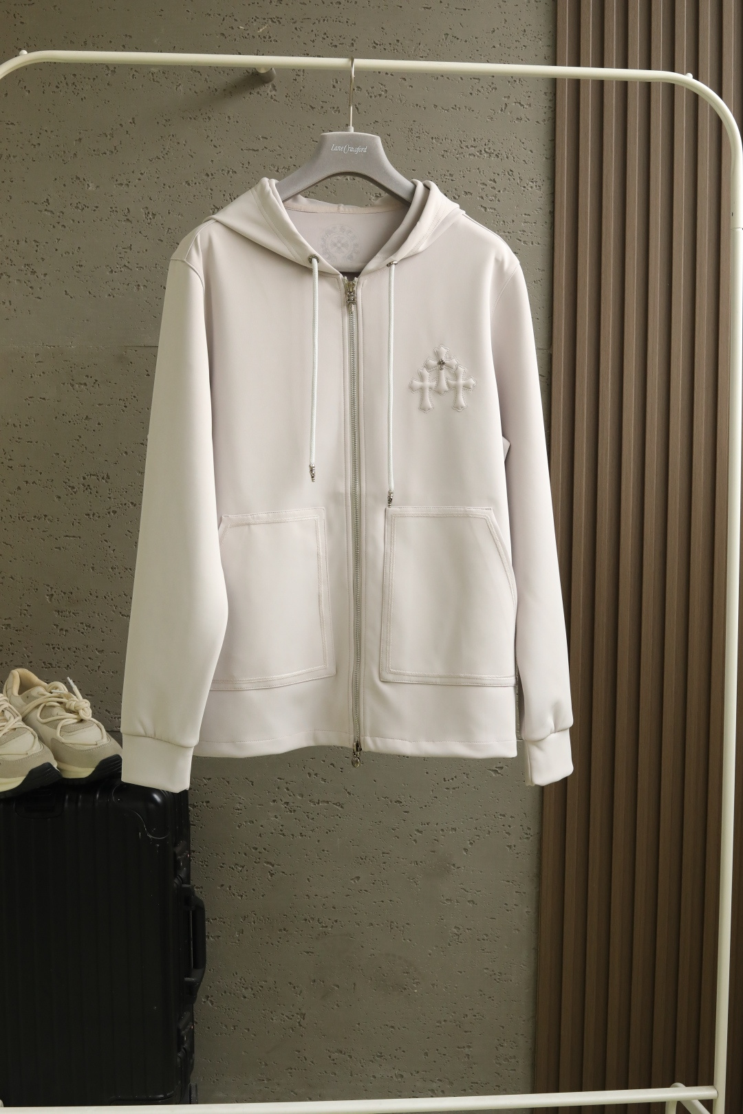 NO:502776,CRS Cro autumn and winter latest fashion hot style, Crs latest fabric thin hat sweatshirt, wide three-dimensional tailoring, bringing excellent visual effect, presenting the fashionable and high-end brand characteristics of Cro fashion. Details, double-line sewing edging in the same color, reflecting the essence of luxurious craft design. The large body is made of 92 polyester 8 spandex material, special craftsmanship, making the fabric appear shiny luster, the yarn is fine and tight, light but full of warmth. Details metal cross flower accessories, glued three-dimensional pattern Greek grass embroidery edging, low-key luxury, casual outfit. Color dark royal blue light apricot gray Size M-3XL #JK25097,,chrome hearts,hoodie,sweatshirts,hats,alexander wang19860909CRS克罗秋冬最新系列 时尚热款,crs最新面料轻薄戴帽卫衣 宽幅立体剪裁,带来极佳的视觉效果,呈现出克罗时尚高级的品牌特色.细节同色系双线衍缝包边,体现奢华工艺设计的精髓.大身采用92聚酯8氨纶材料,特殊工艺加成,让面料呈现出微光泽感,纱线细密紧实,轻薄却十足保暖的特性.细节金属制十字花配件,充胶立体图案希腊草文绣花包边,低调奢华,随性穿搭. 颜色深宝蓝 浅杏灰 尺码M-3XL #JK25097,,chrome hearts,hoodie,sweatshirts,hats,alexander wang,Men's clothing