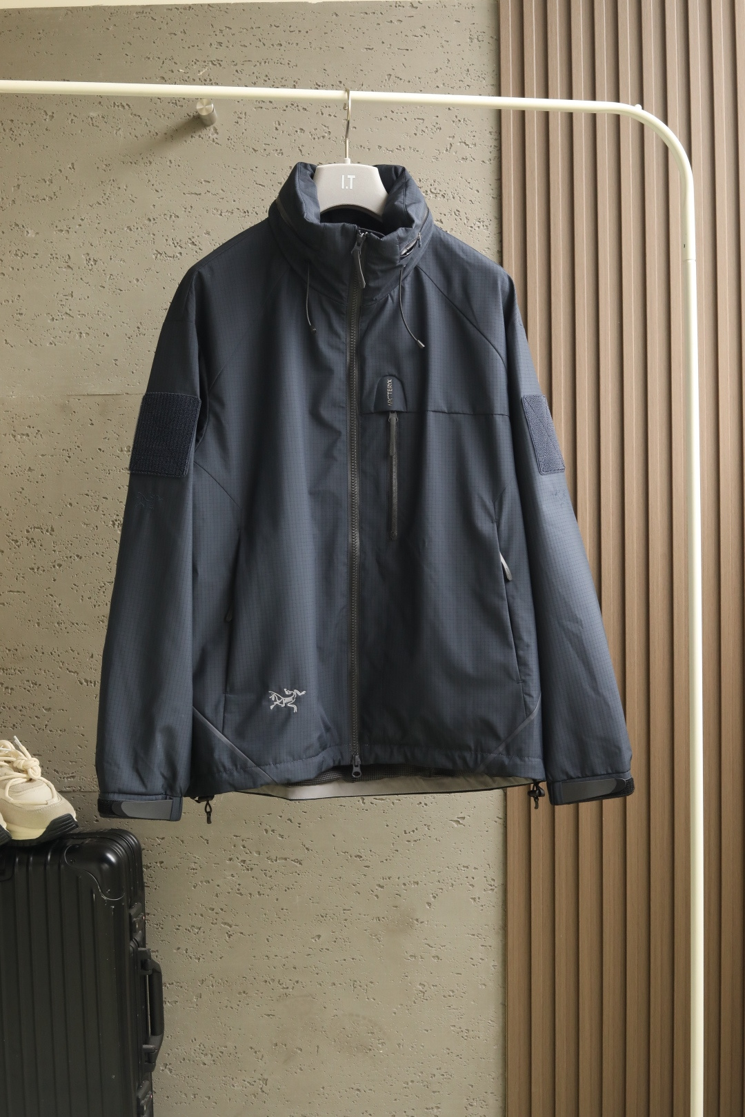 NO:502745,Arc*t latest autumn and winter series, two-color lightweight waterproof windproof jacket, selected lightweight layer fabric, clear material with weft and latitude and technological plating, bringing the characteristics of windproof and waterproof and soft wear. Design-like storage and wearable hat, combined with multiple glue zippers and waterproof storage inner bags, easily solve the trouble of going out. Fashionable micro-expanded style, multiple computer printed text patterns. The rear cut is spliced, and the upper body is not bloated. It is dedicated to the new 25 autumn and winter fashion works. Color dark royal blue black Size M-3XL #88708,,jackets & coats,hats,alexander wang19860909Arc*t 最新秋冬系列 双色轻薄防水防风外套 精选轻薄图层面料,经纬线分明的材质结合科技镀层,带来防风疏水同时柔软穿着的特性.设计感的可收纳戴帽,配合多处压胶拉链及防水收纳内袋,轻松解决出门轻行的烦恼.时尚微扩版型,多重电脑印花文字图案.立裁后片拼接,上身不臃肿,敬献25秋冬时尚新作. 颜色深宝蓝 黑色 尺码M-3XL #88708,,jackets & coats,hats,alexander wang,Men's clothing