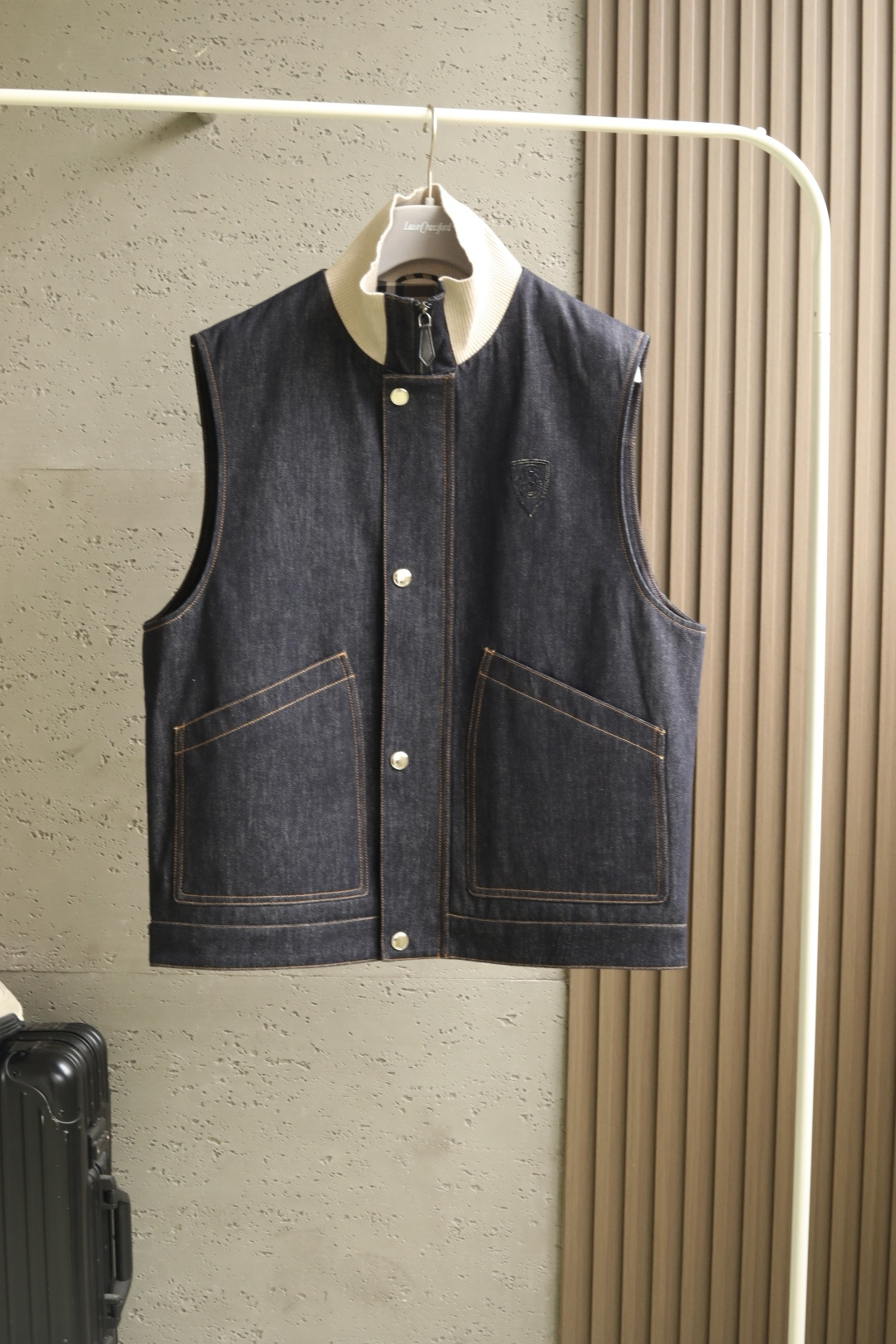 NO:502742,The official website simultaneously updated #Bu Latest stand-up vest, the latest autumn and winter products. Fashionable denim exterior materials are made of cotton, polyurethane fiber, and recycled fiber spandex blend, bringing soft and comfortable feel different from traditional denim, and at the same time, it has a fashionable and refreshing washing feeling. The inner spliced ​​grass green plaid and cotton base liner is soft and warm, and it can easily cope with the change of autumn and winter seasons. The versatile loose version, spliced ​​with wool collar, taking into account the design and wearing comfort, layered patch embroidered tb shield logo embroidered, showing a fashionable and young atmosphere. Color denim Size M-3XL #ZMM620,,masion margiela,alexander wang19860909官网同步更新#Bu 最新立领马甲 秋冬季最新品 时尚的牛仔布外料,采用棉,聚氨酯纤维,再生纤维氨纶混纺,带来不同于传统牛仔的柔软舒适手感,同时带有时尚的清爽水洗感,内里拼接草绿色格纹及夹棉底衬,柔软保暖,轻松应对秋冬季季节变换.百搭的宽松版型,拼接顺织纹毛领,兼顾设计感与穿着舒适度,层叠贴布绣tb盾牌徽标点缀,净显时尚年轻气息. 颜色牛仔 尺码M-3XL #ZMM620,,masion margiela,alexander wang,Men's clothing