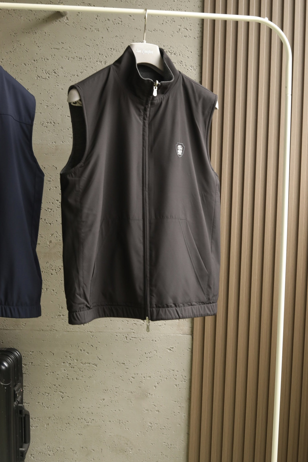 NO:502791,Luxury temperament, autumn and winter, Brune** CuC**2025 new autumn and winter style, three-color double-sided vest. The front is made of wool viscose fiber polyester fiber blend material, bringing a soft and warm body feel of wool texture, making it look high-end and simple. The dark three-dimensional embroidered thread shield logo, the accessories interior bc classic slomei logo, offering Italian luxury experience. The reverse side is hydrophobic windproof material, delicate details, same color sewing thread, bringing minimalist fashionable outfit touch. The slightly expanded business style brings an excellent dressing experience, a must-have for wardrobe wear in autumn and winter. Color Dark gray Light gray Navy Size M-3XL #JK53190,,brunello cucinelli,alexander wang19860909奢华气质秋冬季力献 Brune** CuC**2025 秋冬季新款,三色双面穿马甲. 正面采用羊毛 粘纤 聚酯纤维混纺材质,带来毛质感的柔软保暖体感,倍显高档简约.暗色立体绣线盾牌徽标,配饰内里bc经典slomei徽标,敬献意式奢华体验.反面疏水防风材质,细节精致细腻同色衍缝车线,带来极简主义的时尚穿搭触觉.微扩轻商务版型,带来极佳穿着体验,秋冬季衣橱穿搭必备. 颜色 深灰色 浅灰色 藏青色 尺码M-3XL #JK53190,,brunello cucinelli,alexander wang,Men's clothing