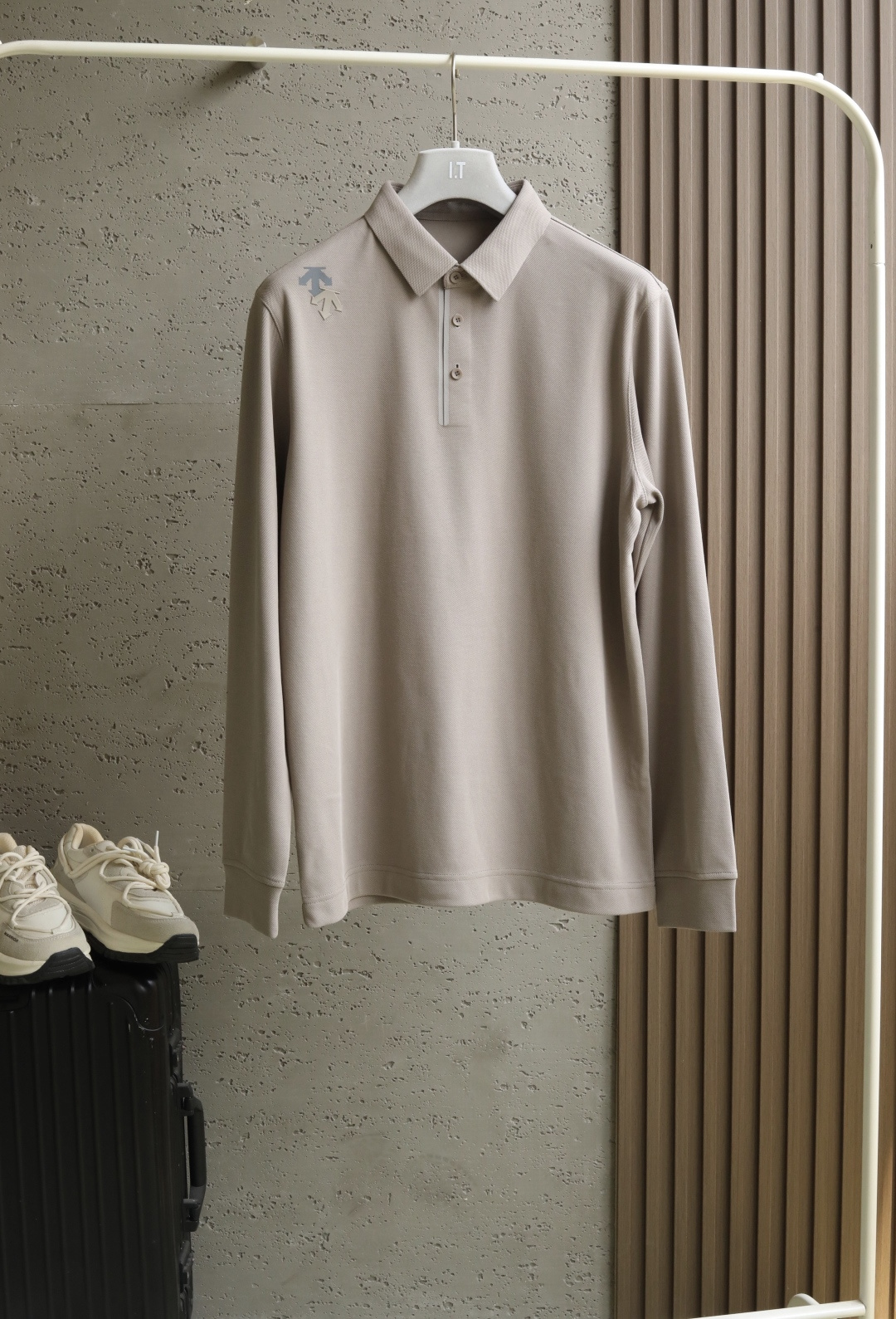 NO:502801,Dec** Sports version two-color grinding base 2025 Autumn and winter new two-color wool shirt-shaped base shirt selected for blending, polyester fiber mulberry silk natural cotton yarn is woven, the outer material is smooth, with dot-shaped concave and convexity, simulates the pearl texture of spring and summer. The inner compound is short velvet, warm and comfortable, bringing an excellent close-fitting experience. The collar pressing joints and pressing keyholes at the details reflect the professional characteristics of the sports brand. The three-dimensional tailor pressing glue light and thin collar is matched with the transfer offset logo to experience the popular sports trends nowadays. Color black Oatmeal Size M-3XL #WY53207,,alexander wang19860909Dec**运动版型双色磨毛打底 2025 秋冬新款双色拉毛衬衣型打底衫 精选多重材质混纺,聚酯纤维桑蚕丝天然棉纱配合织造,外料光滑,自带点状凹凸,模拟春夏的珠地肌理感.内里复合短绒,保暖舒适,带来极佳的贴身穿着体验.细节处领口压胶拼缝与压胶锁眼,体现运动品牌的专业特色.立体剪裁压胶轻薄领型,搭配转移胶印徽标,体味时下流行的运动潮流. 颜色黑色 燕麦色 尺码M-3XL #WY53207,,alexander wang,Men's clothing