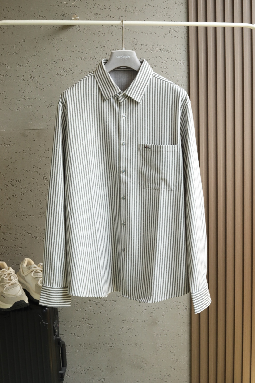 NO:514909,kit*o*n 2025 autumn and winter new series, net vertical striped long-sleeved shirt, selected 15.7 wool 47.2 cotton 17.6 recycled fiber 16-day silk 3.5 stretch spandex, multi-fabric blend brings a comfortable and soft feeling of wear, and the inner fleece material is more suitable for the weather changes and cold protection standards in autumn and winter. The classic grass gray-green tone stripes, combined with the brand's classic logo letter logo, revealing a luxurious and extraordinary quality in a minimalist and low-key way. A piece of close-fitting or minimalist match can be switched freely. Color stripes Size M-2XL #58005,,alexander wang19860909kit*o*n 2025秋冬新款系列 净版竖条纹长袖衬衣 精选15.7羊毛47.2棉17.6再生纤维16天丝3.5弹力氨纶,多面料混纺带来舒适柔软的穿着感,内里拉绒起毛的材质更适应秋冬的天气变化与防寒标准.经典的草灰绿色调条纹,结合品牌经典的标志字母徽标,极简低调中透露出奢华不凡的品质感.一件贴身穿着或极简搭配都可自由切换. 颜色条纹 尺码M-2XL #58005,,alexander wang,Men's clothing