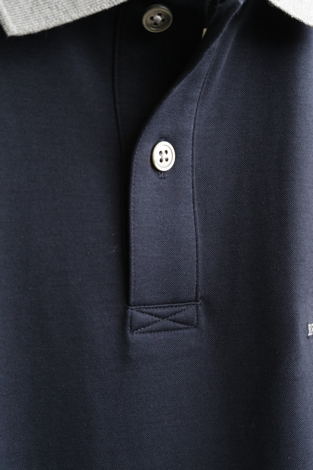 NEW# 🔥🔥🔥2026 SS春夏新款# 静奢风格B*C家双色长袖T恤。定织细纹肌理柔滑面料，75%长绒