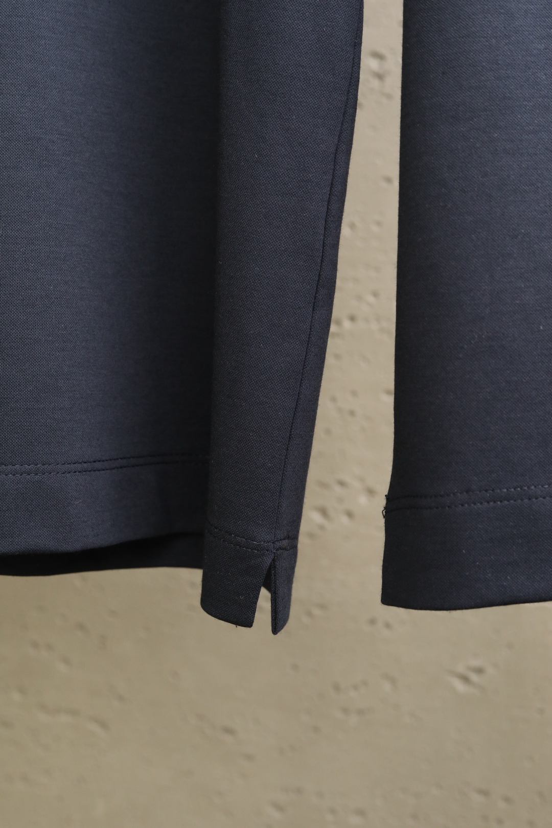 NEW# 🔥🔥🔥2026 SS春夏新款# 静奢风格B*C家双色长袖T恤。定织细纹肌理柔滑面料，75%长绒