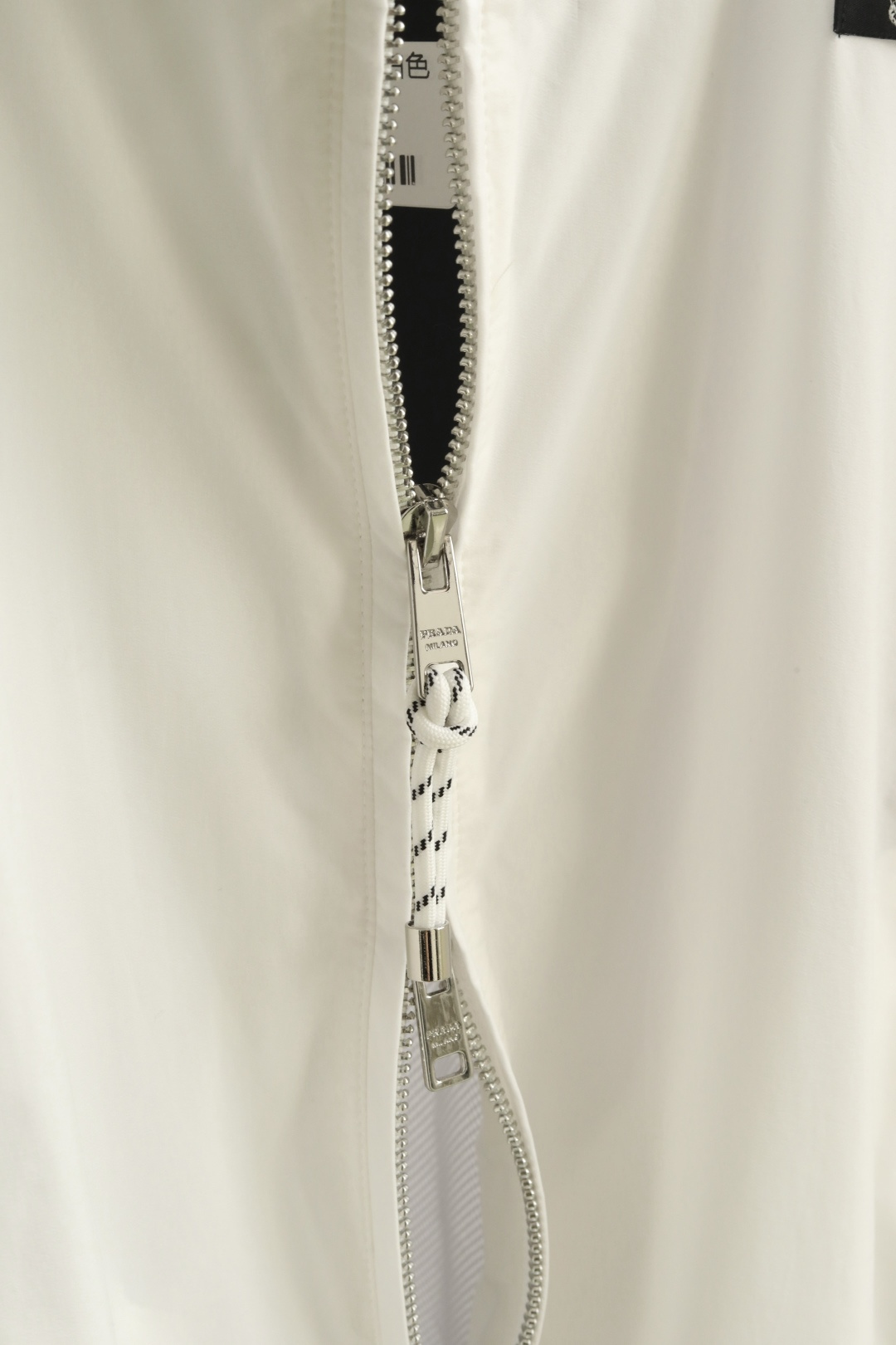 🔥🔥🔥春款上新P*A* 26年春季新款夹克穿上简约干练的休闲外套，瞬间重回时髦霸气，搭配最新的logo胸