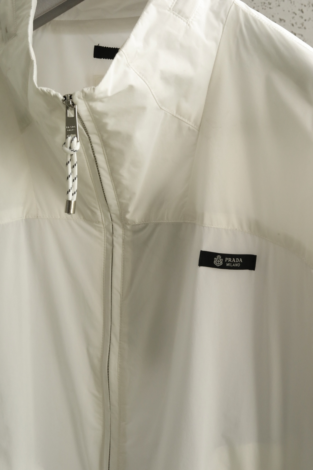 🔥🔥🔥春款上新P*A* 26年春季新款夹克穿上简约干练的休闲外套，瞬间重回时髦霸气，搭配最新的logo胸